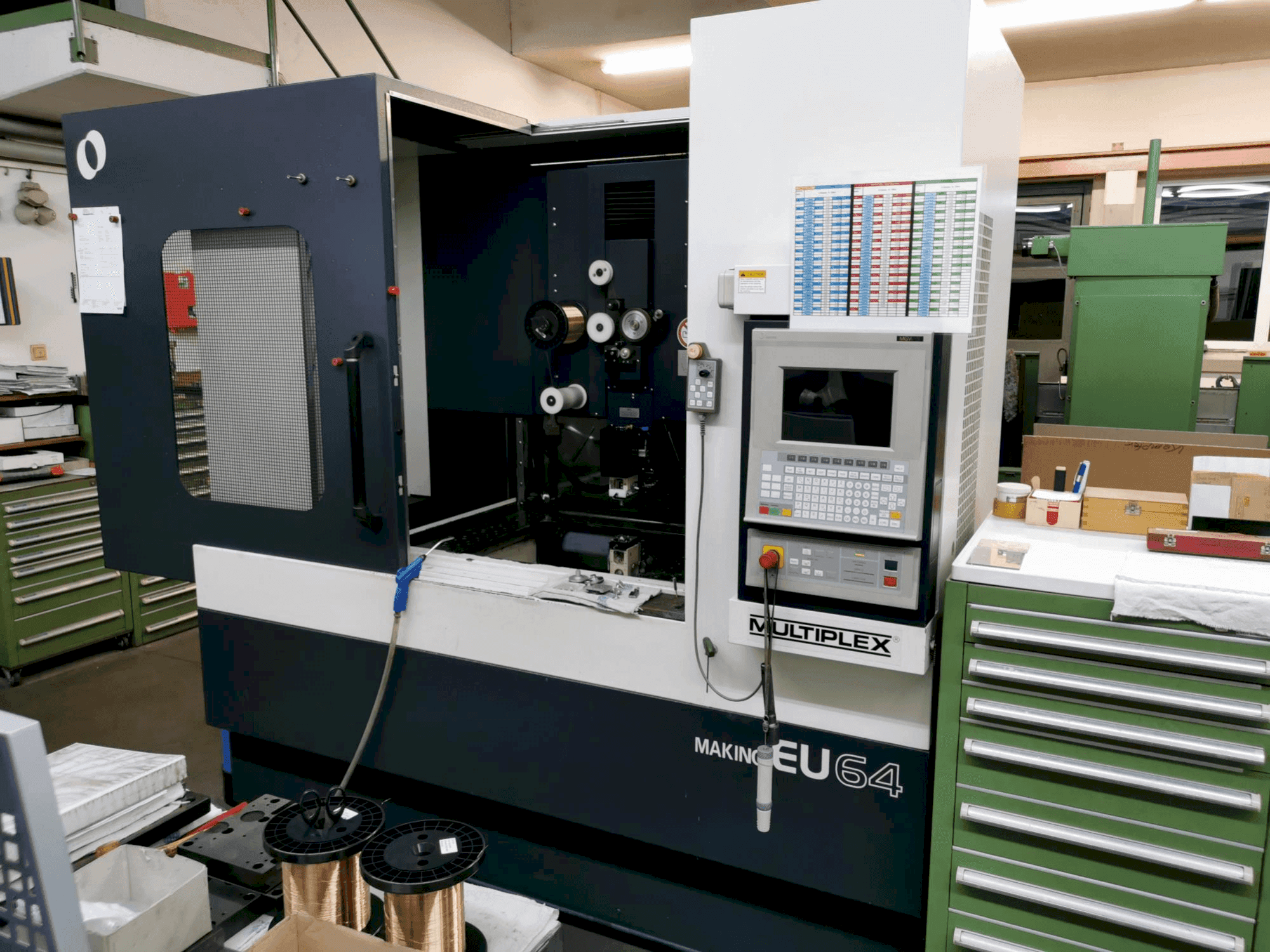 Vista frontale della macchina Makino EU64