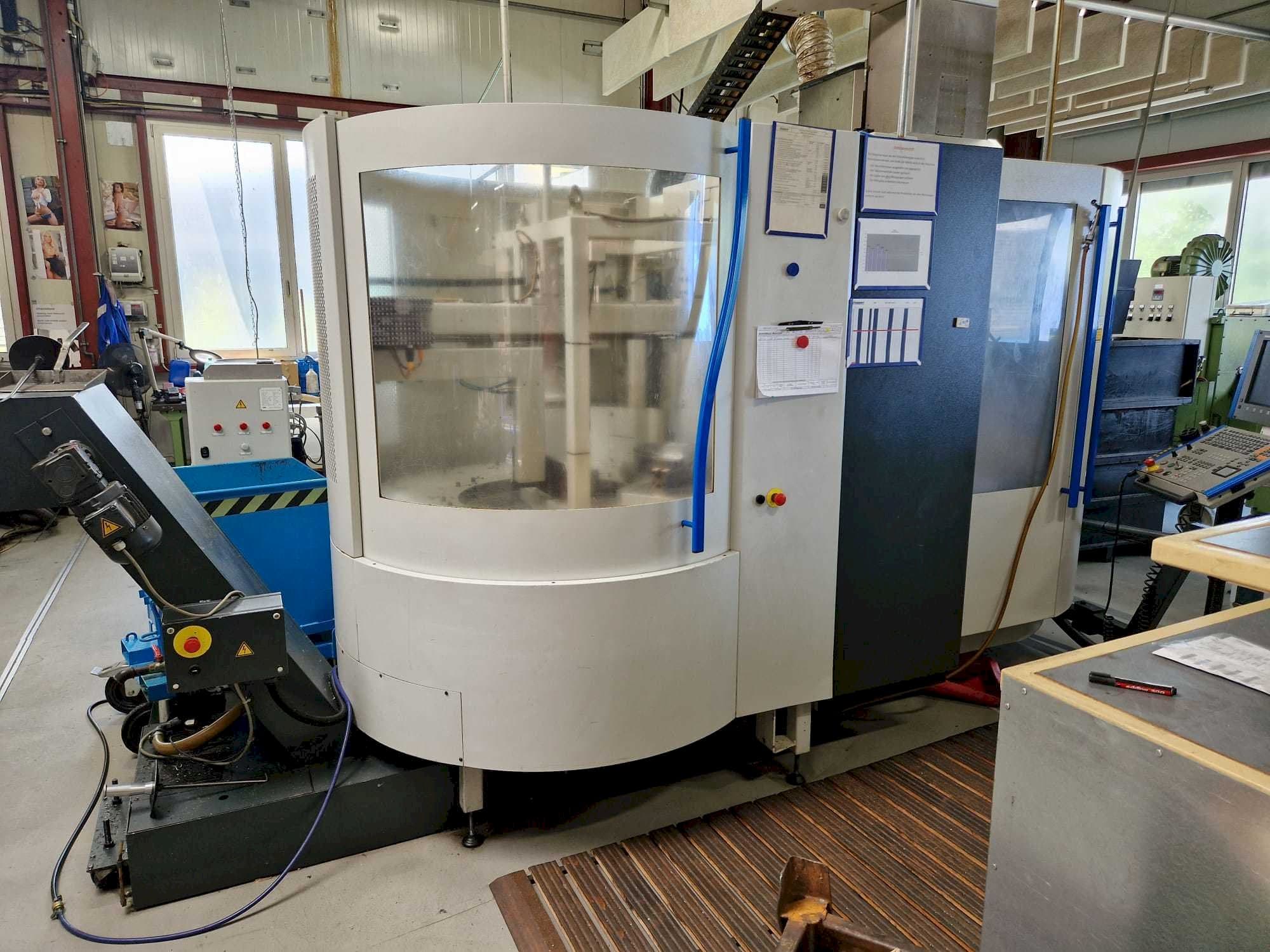 Vista frontale della macchina MIKRON UCP600 Vario