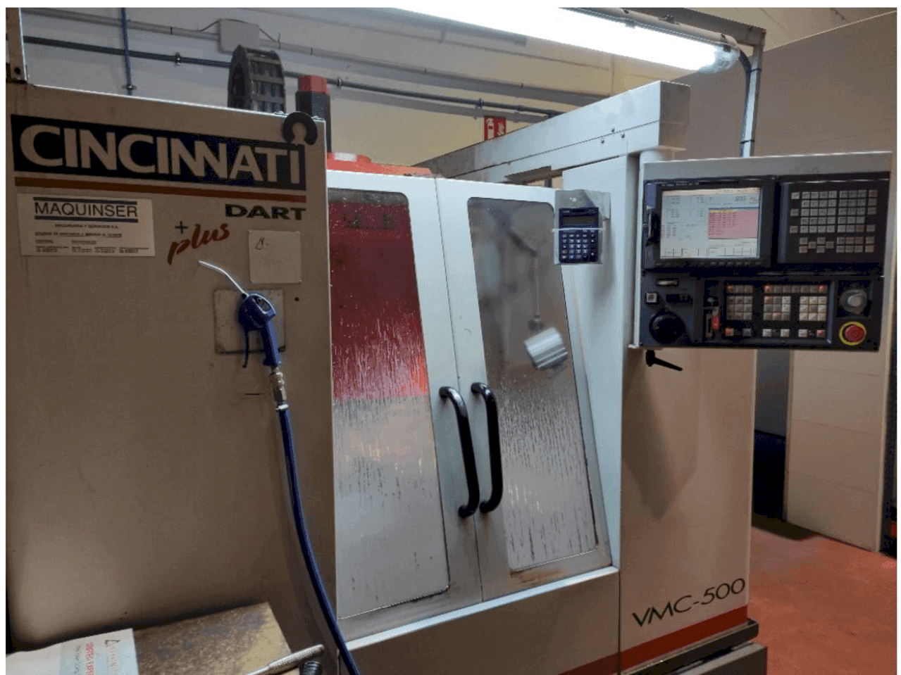 Vista frontale della macchina Cincinnati Dart Plus VMC-500
