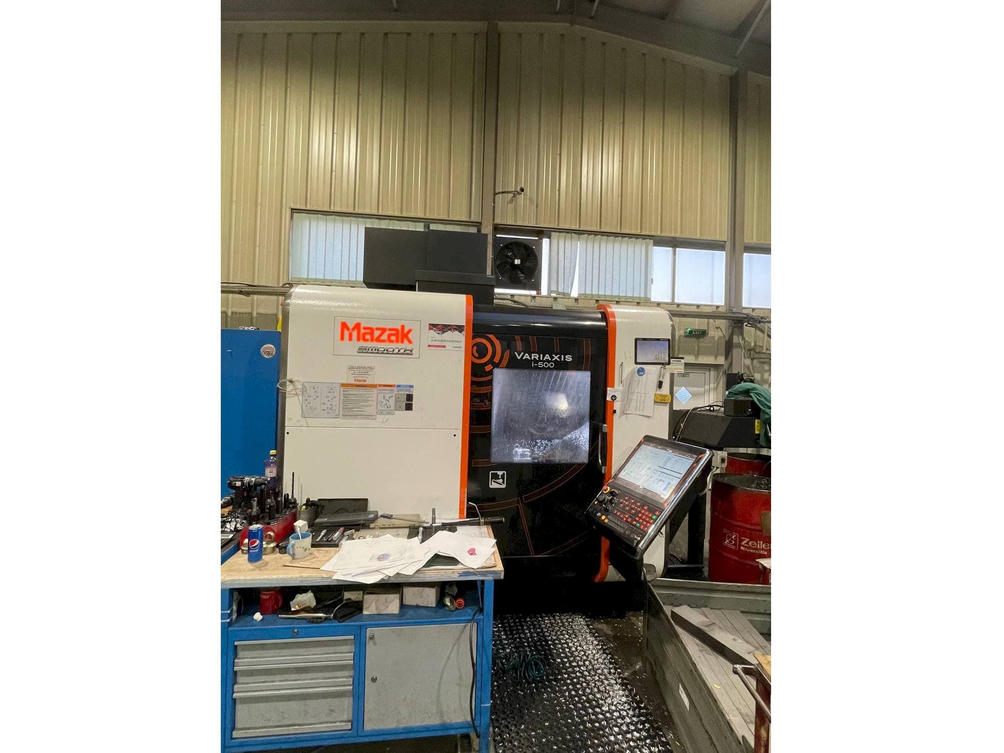 Vista frontale della macchina Mazak Variaxis i-500
