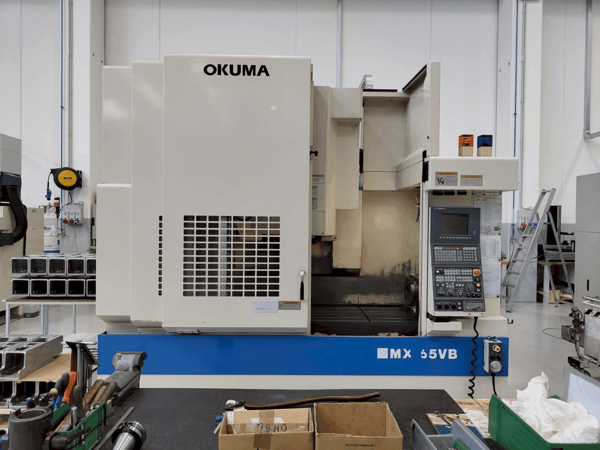 Vista frontale della macchina Okuma MX 55 VB
