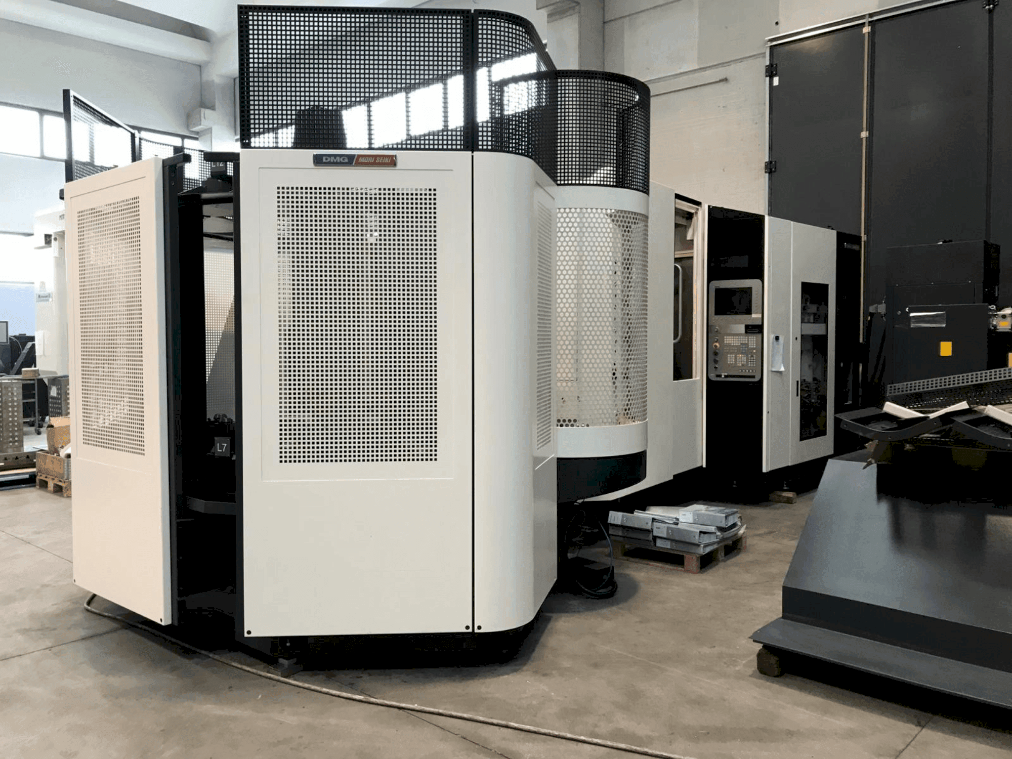 Vista frontale della macchina DMG DECKEL MAHO DMC 60H Linear