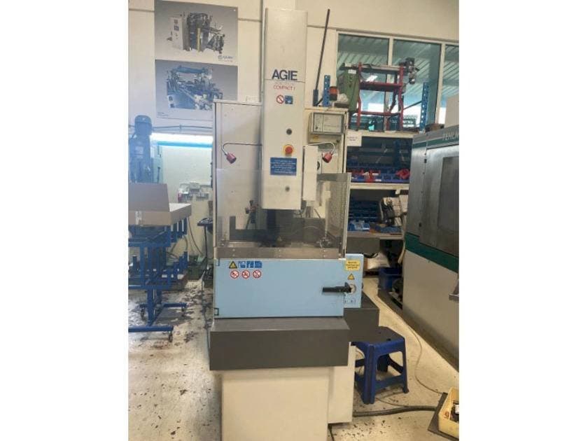 Vista frontale della macchina AGIE Agietron Compact 1