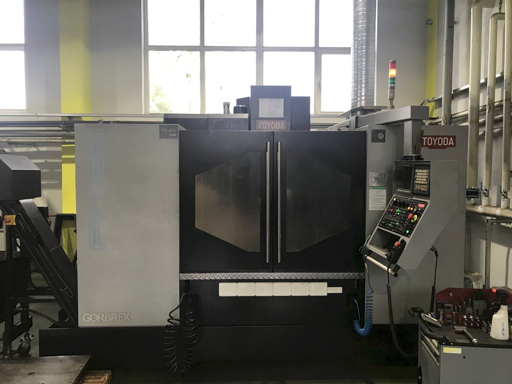 Vista frontale della macchina TOYODA FV1165