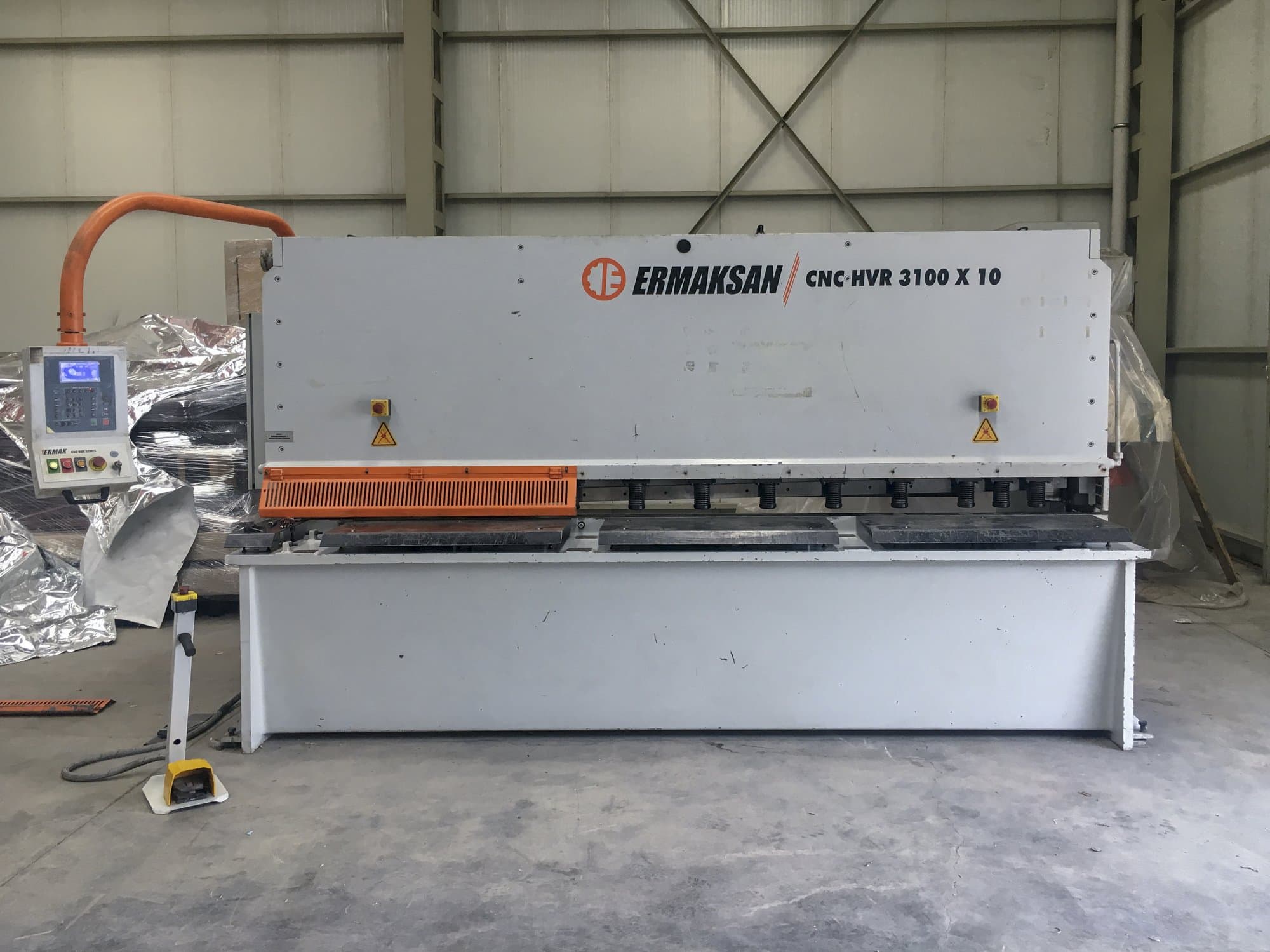 Vista frontale della macchina ERMAKSAN CNC HVR 3100x10