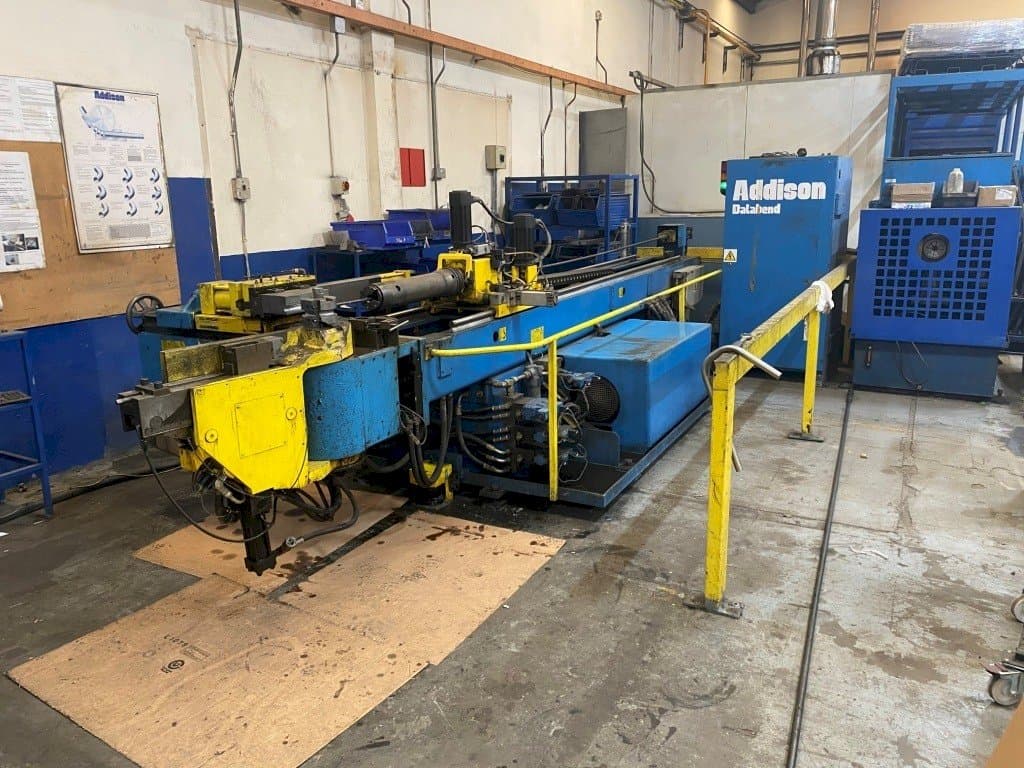 Vista frontale della macchina Addison DB-76 3D CNC