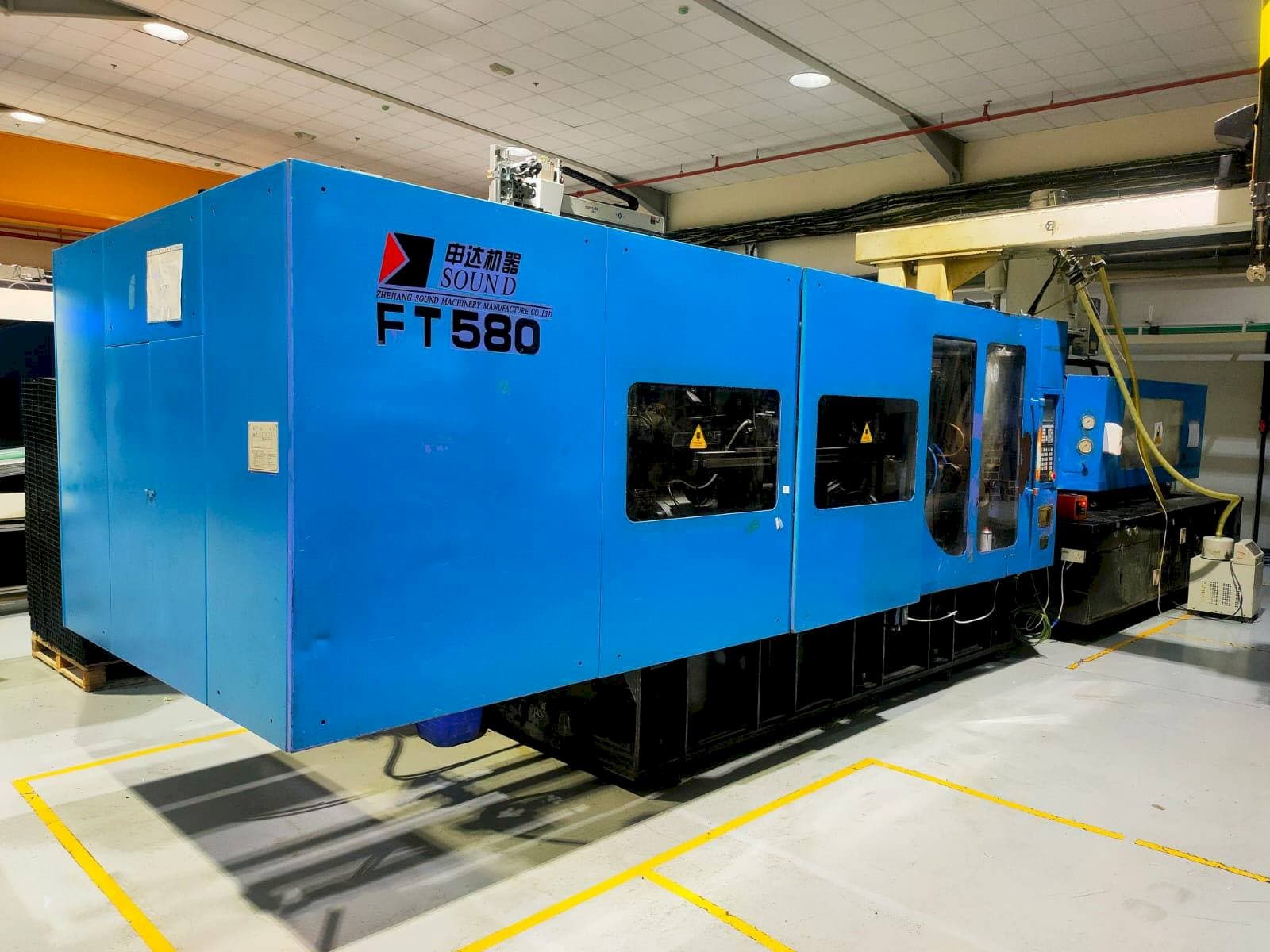 Vista frontale della macchina Zhejiang Sound Machinery Manufacture FT 580