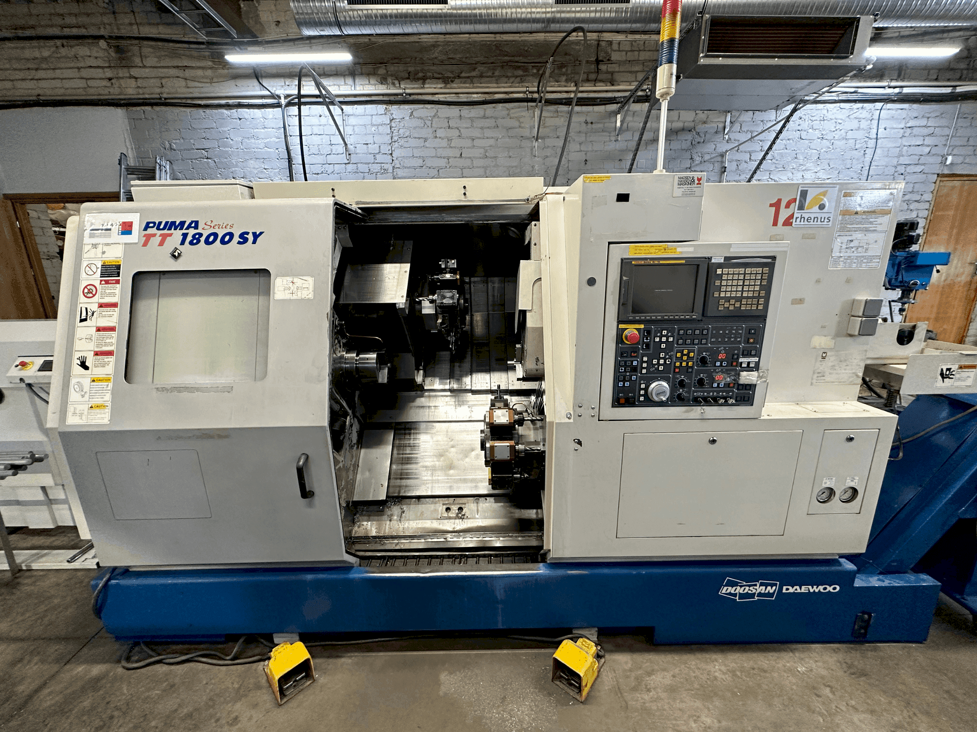 Vista frontale della macchina DOOSAN TT1800SY