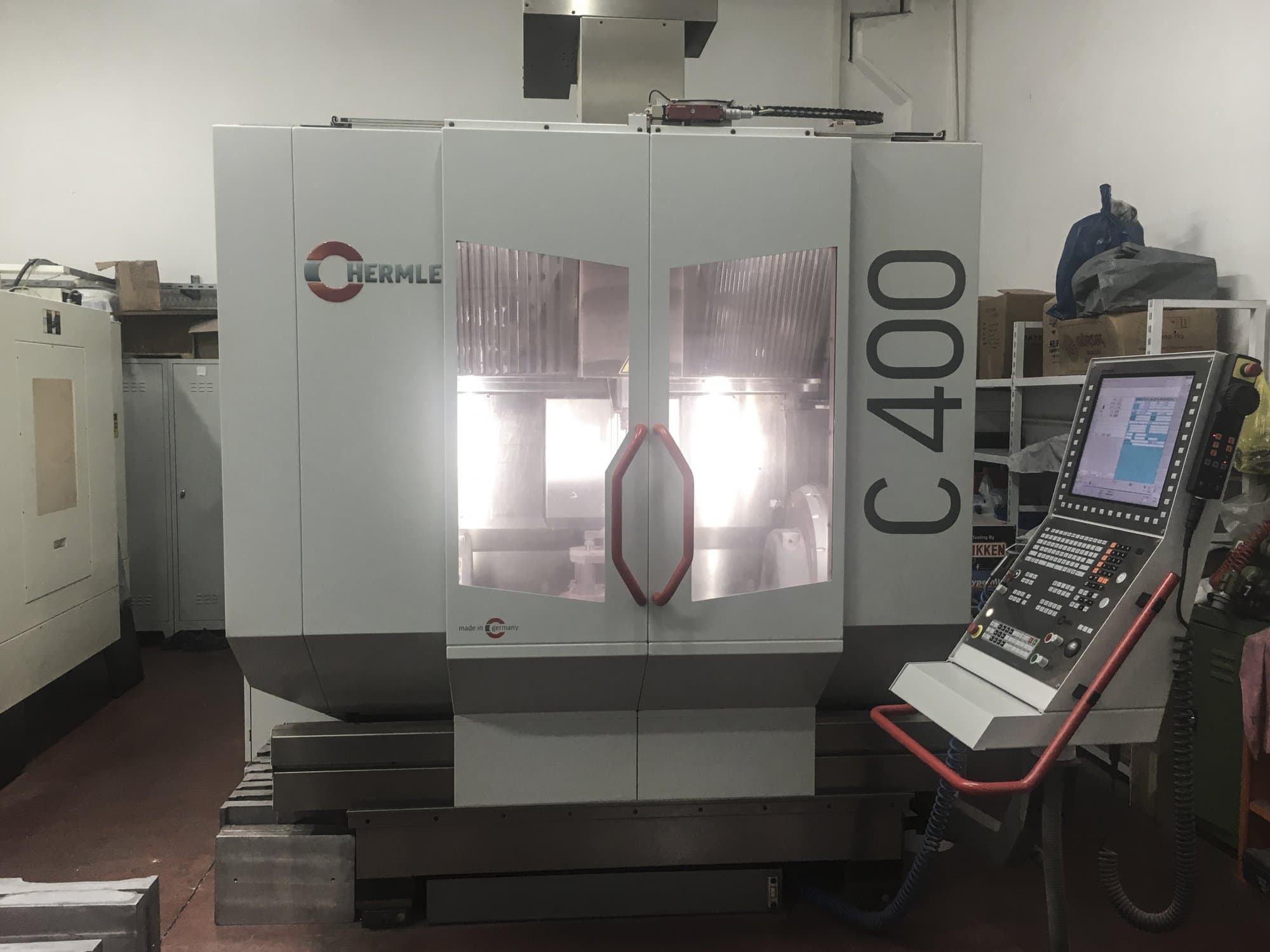 Vista frontale della macchina HERMLE C 400 U