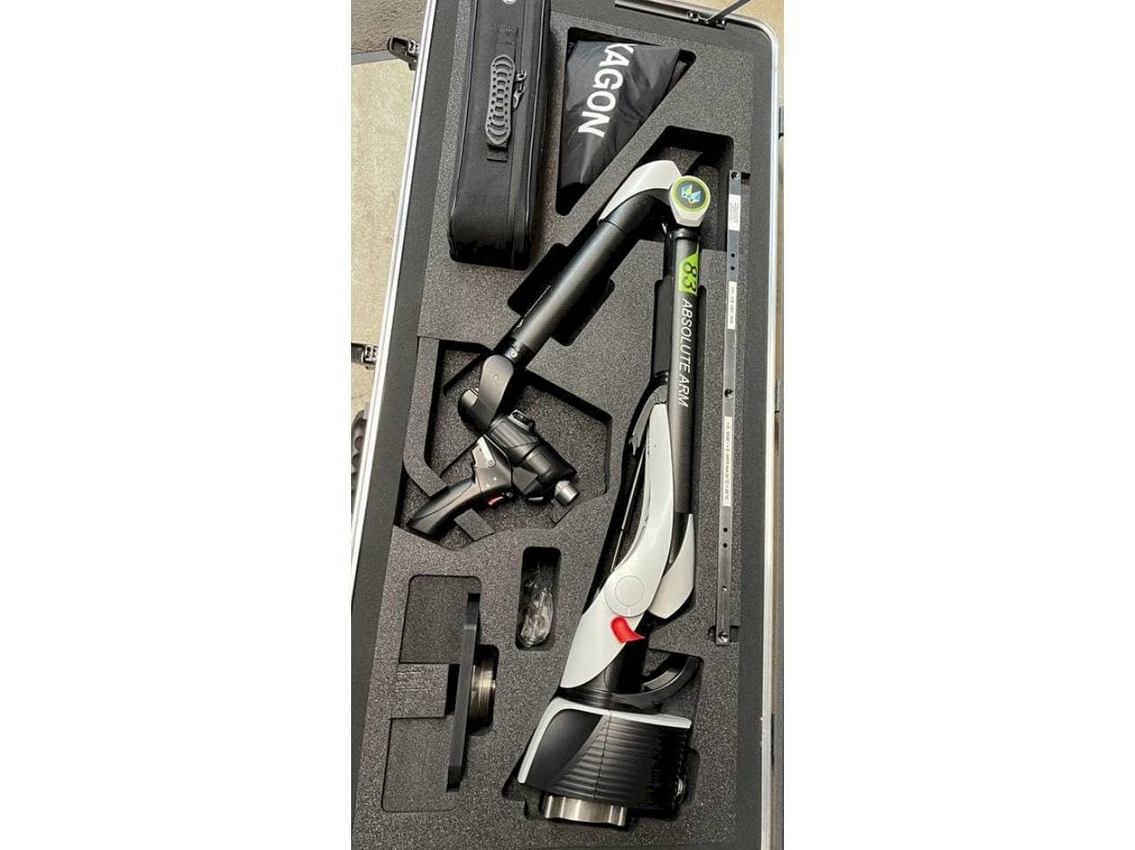 Vista frontale della macchina Hexagon RA8 V1