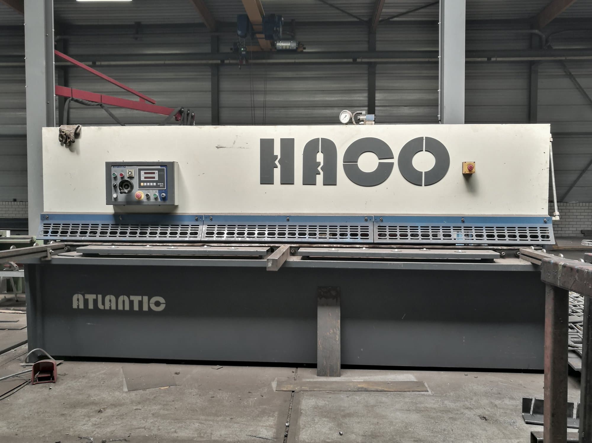 Vista frontale della macchina HACO ATS 3206