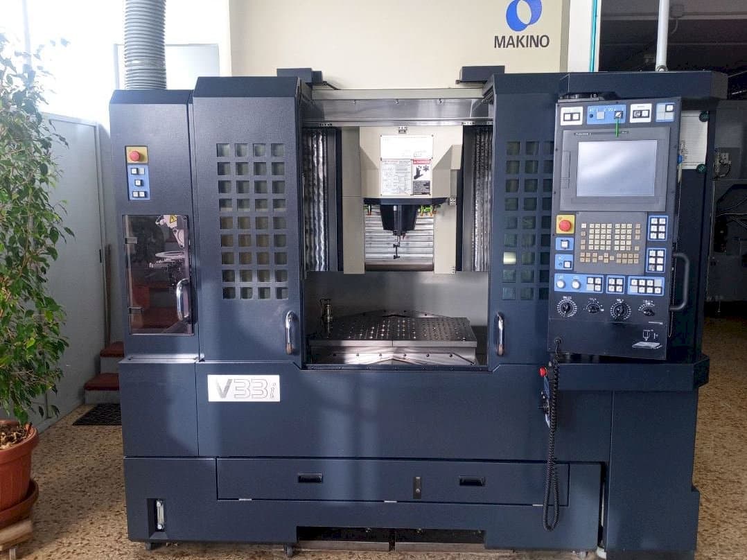 Vista frontale della macchina Makino V33i A15F