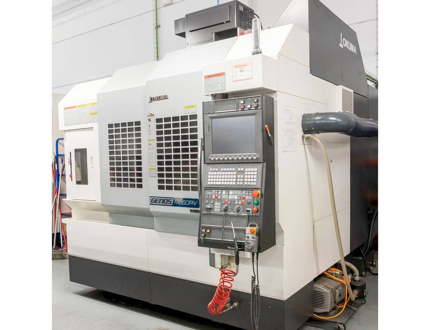 Vista frontale della macchina Okuma Genos M560R-V