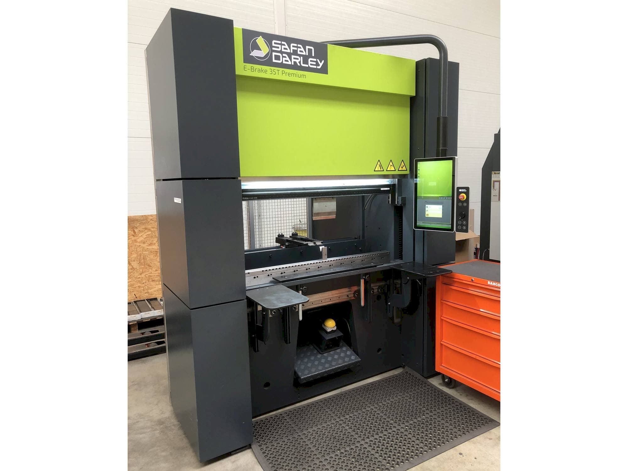 Vista frontale della macchina Safan Darley E-Brake 35T Premium