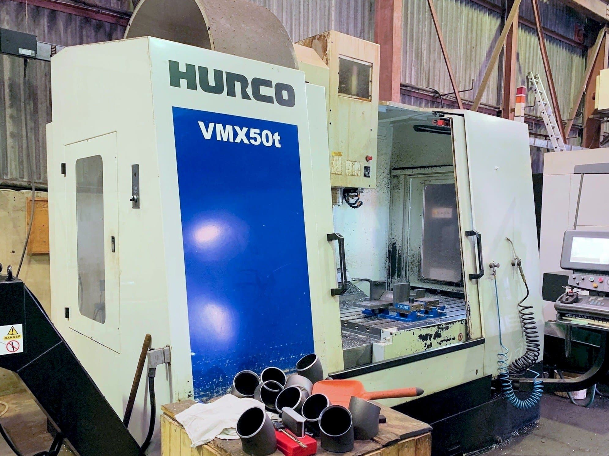 Vista frontale della macchina Hurco VMX 50T