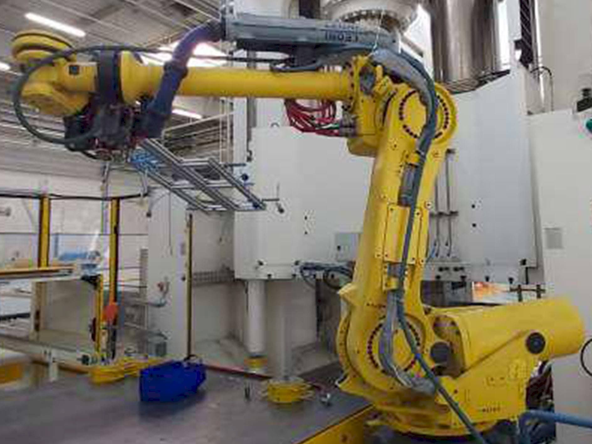 Vista frontale della macchina FANUC Robot R-2000iB/185L