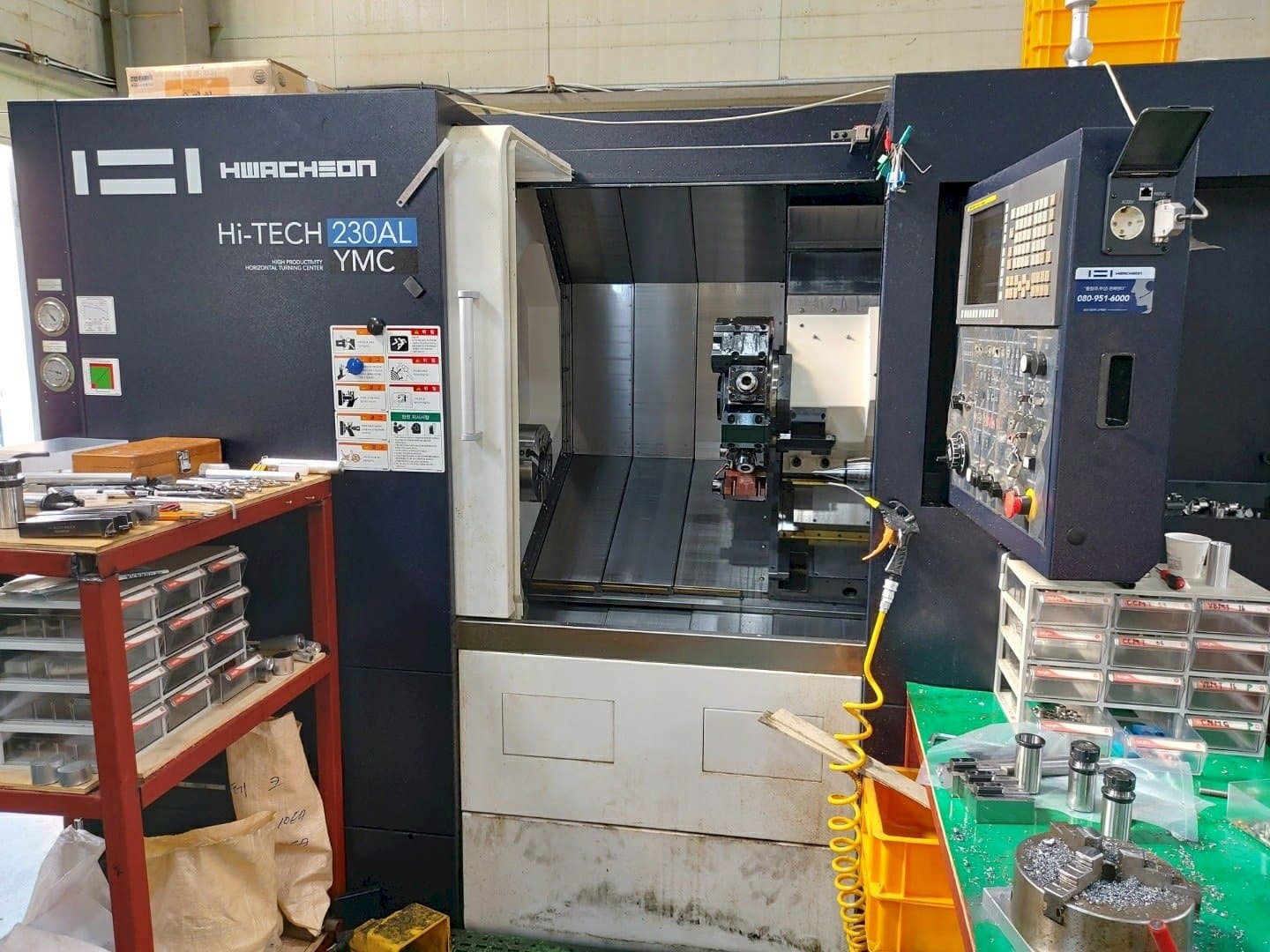 Vista frontale della macchina HWACHEON Hi-TECH 230AL YMC