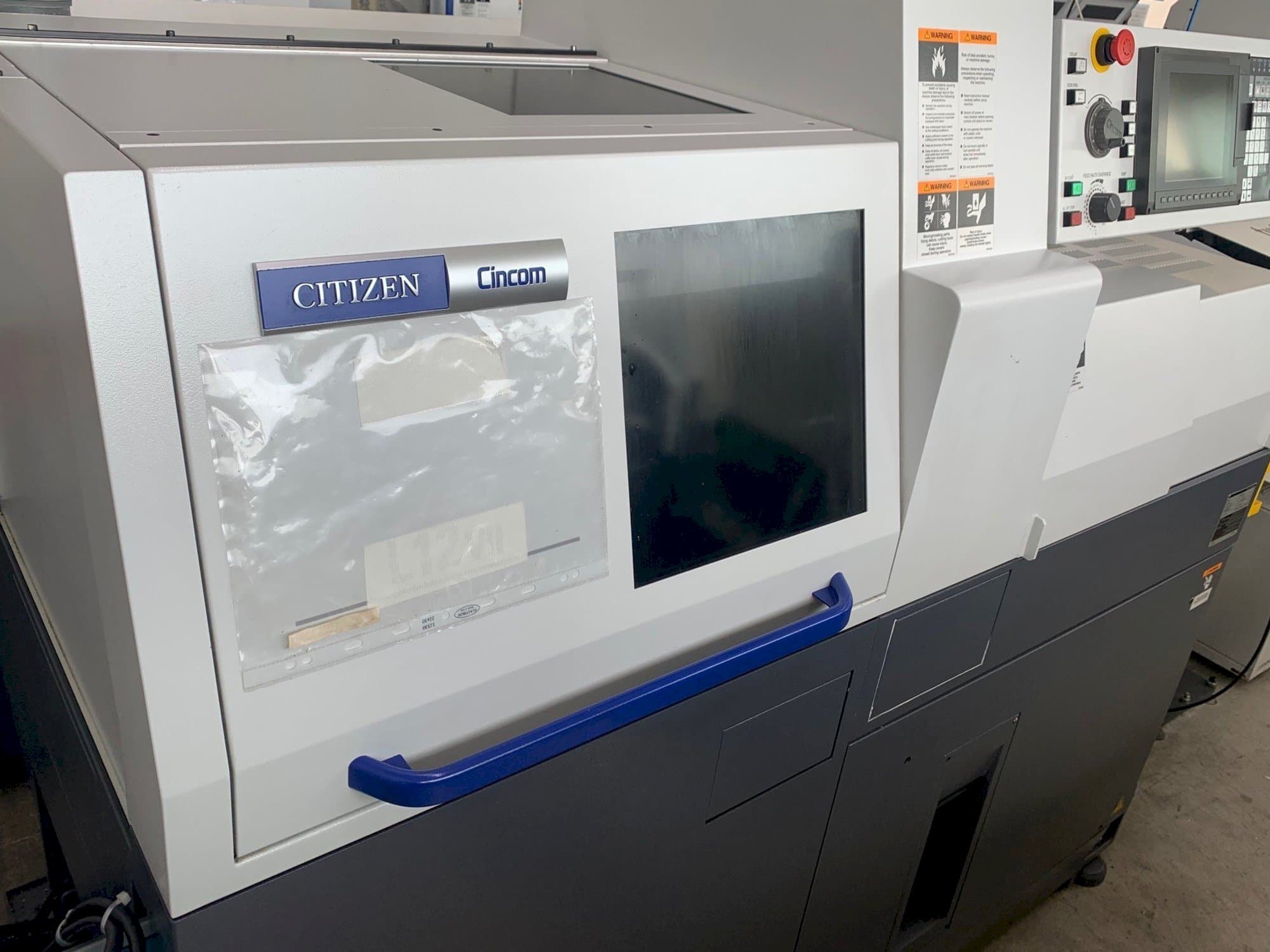 Vista frontale della macchina Citizen Cincom L12