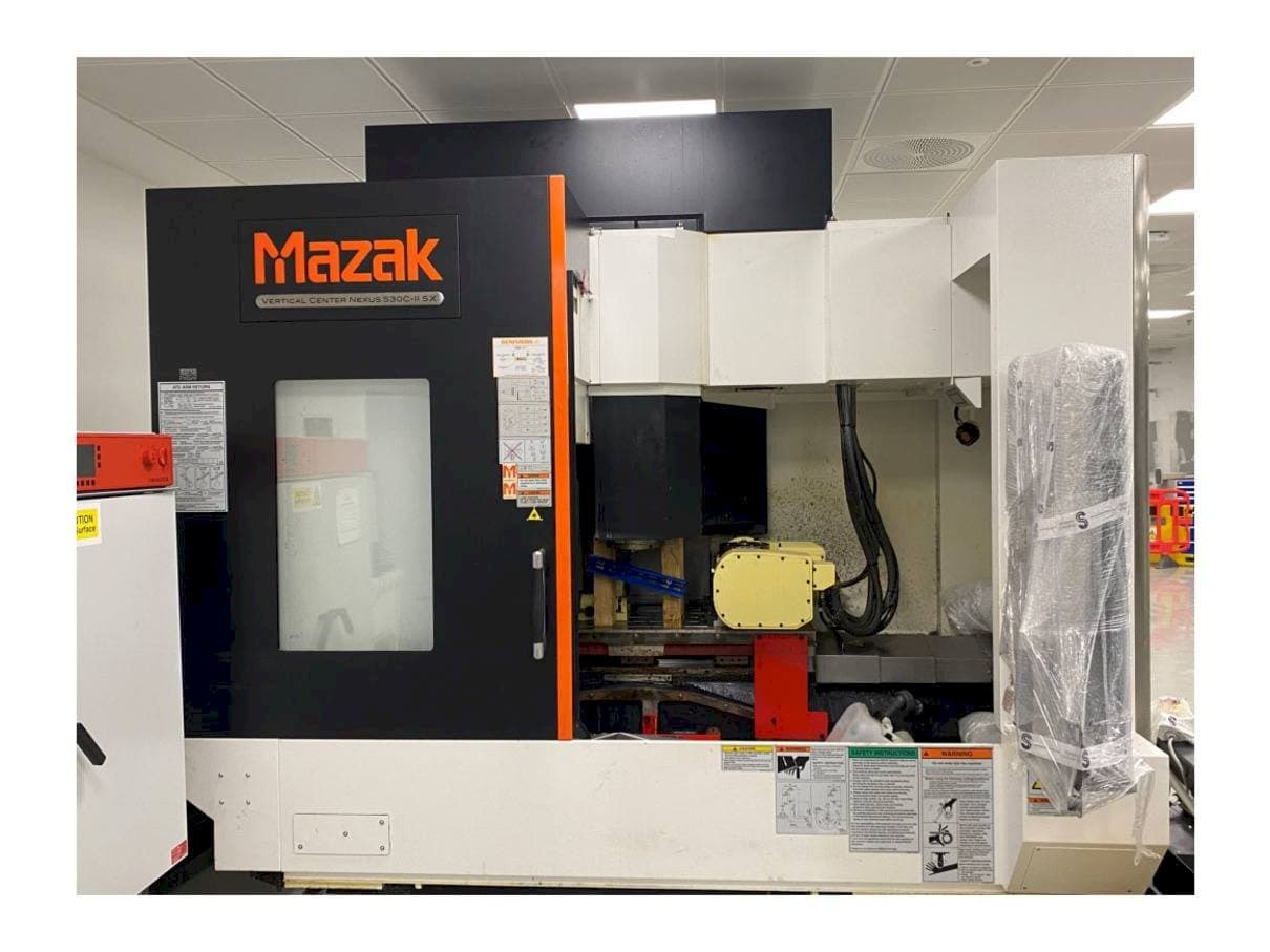 Vista frontale della macchina Mazak Vertical Center Nexus 530C-II 5X