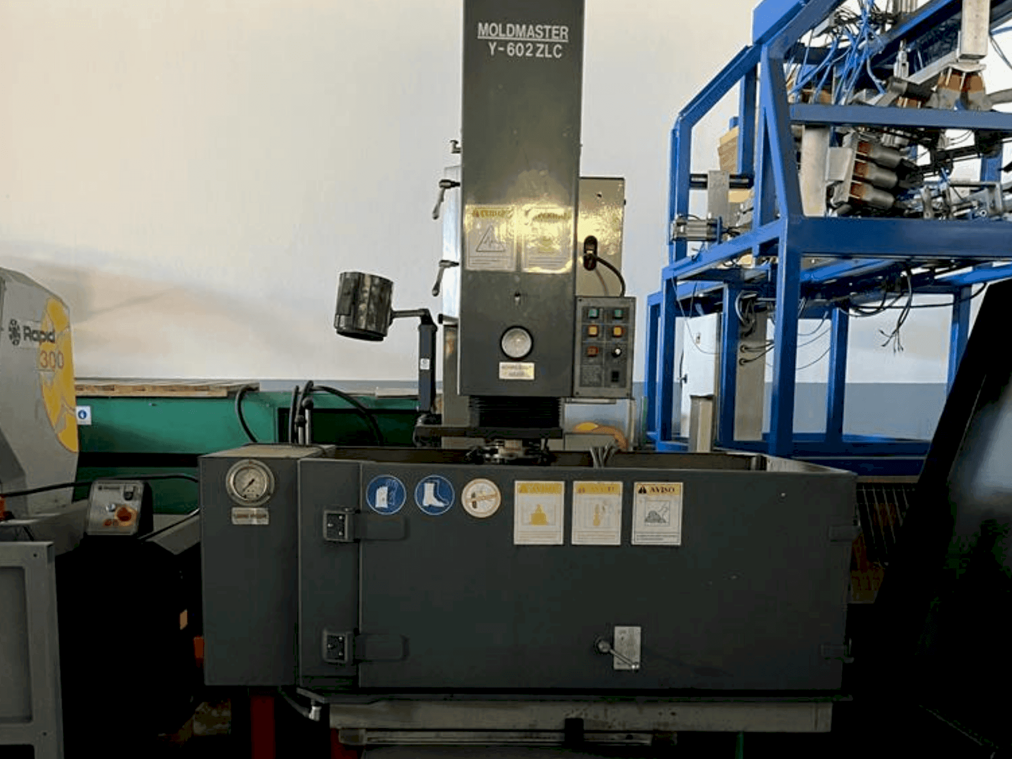 Vista frontale della macchina MOLDMASTER Y-602 ZLC