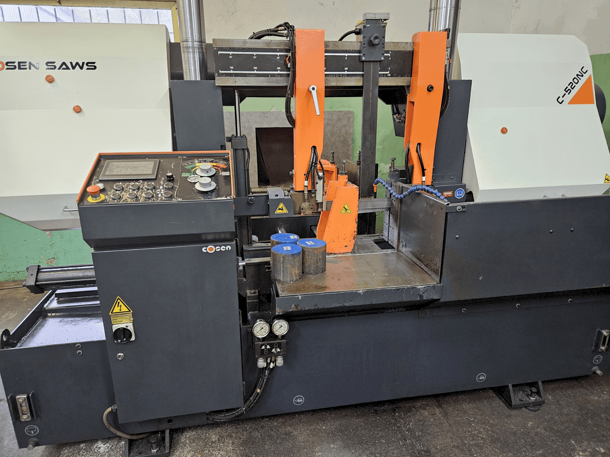 Vista frontale della macchina Cosen C-520CNC