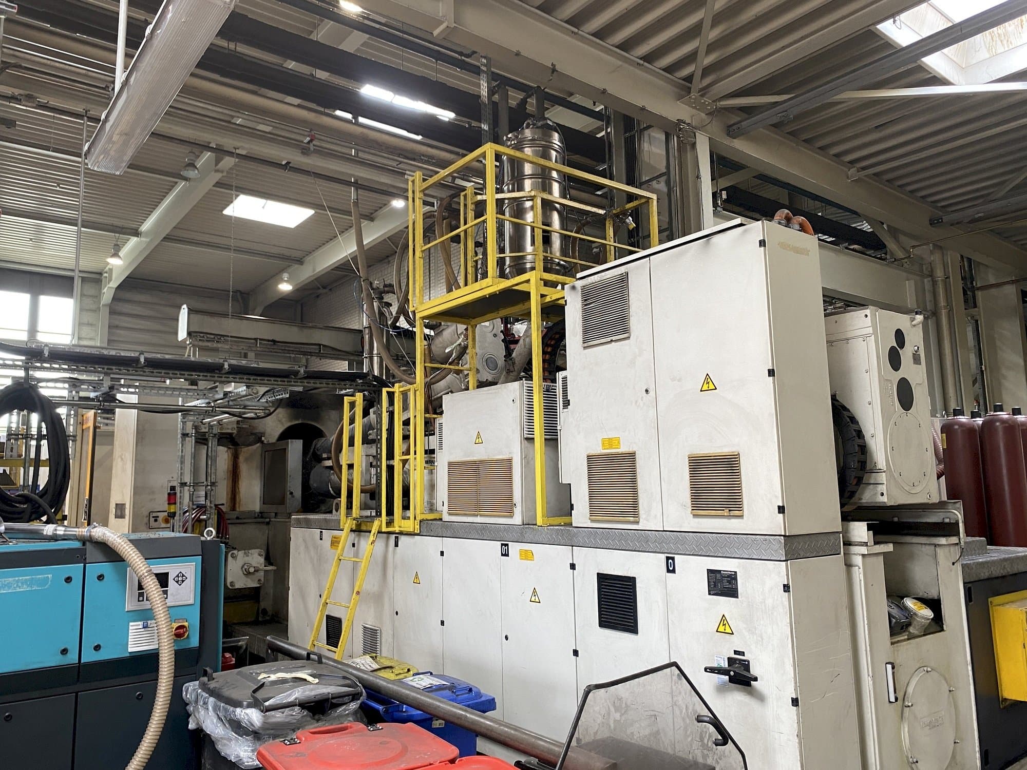 Vista frontale della macchina Krauss Maffei 1600-12000-1400 MZ