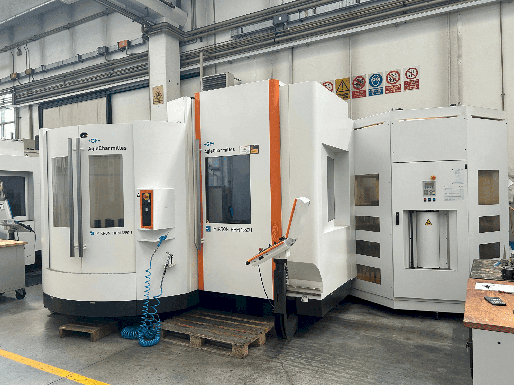 Vista frontale della macchina AgieCharmilles MIKRON HPM 1350U