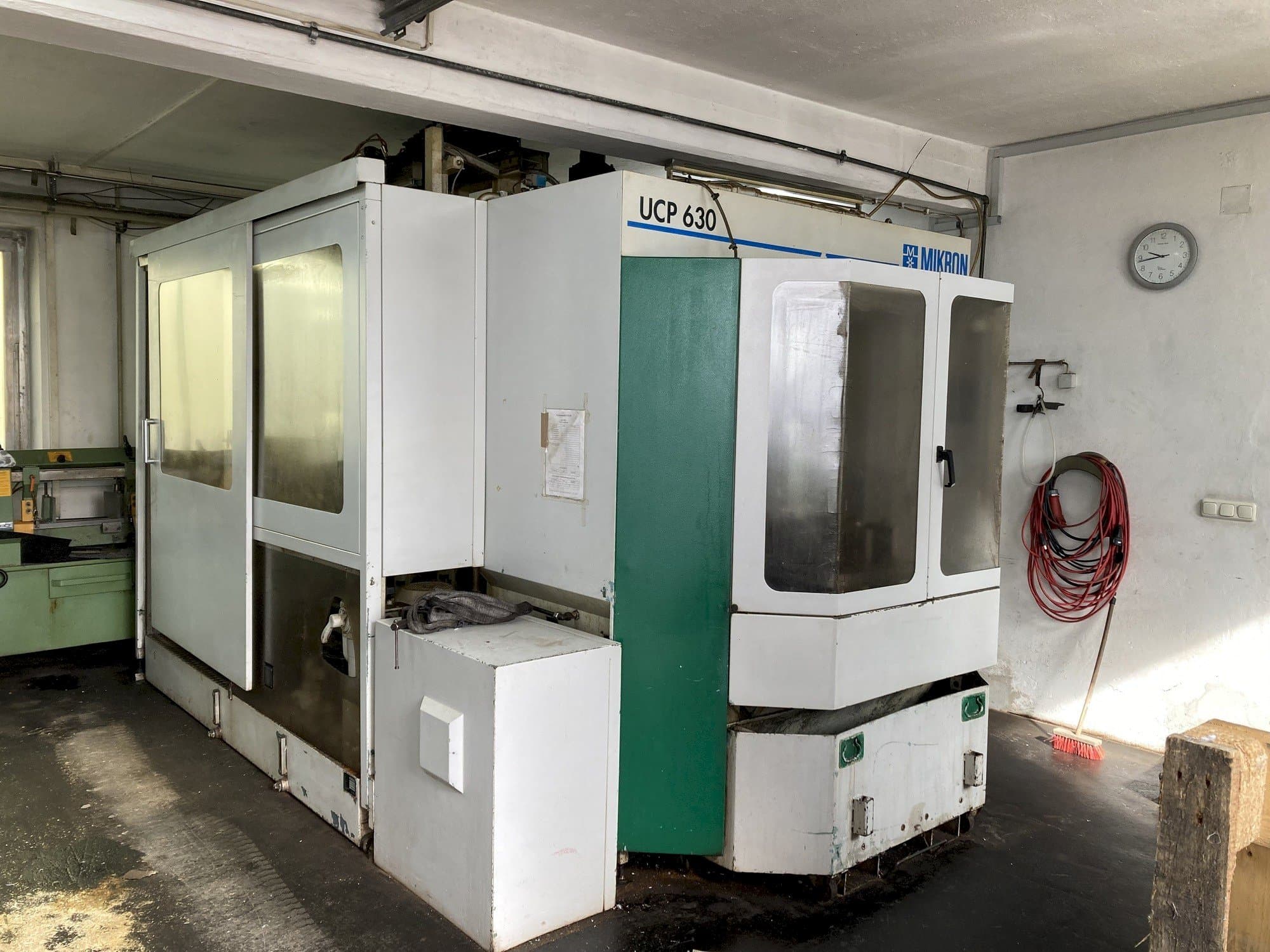Vista frontale della macchina MIKRON UCP 630