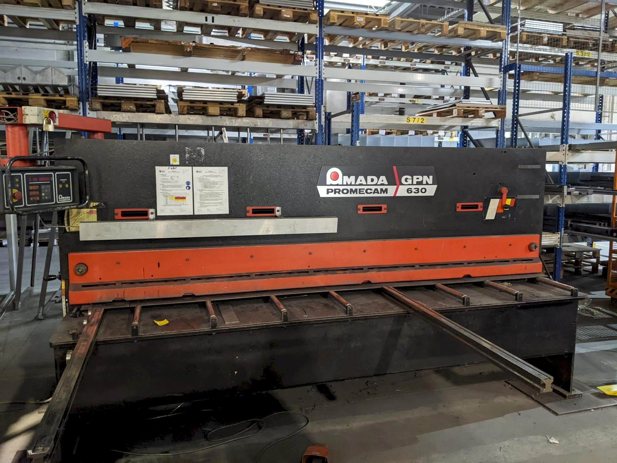 Vista frontale della macchina AMADA Promecam Gpn 630