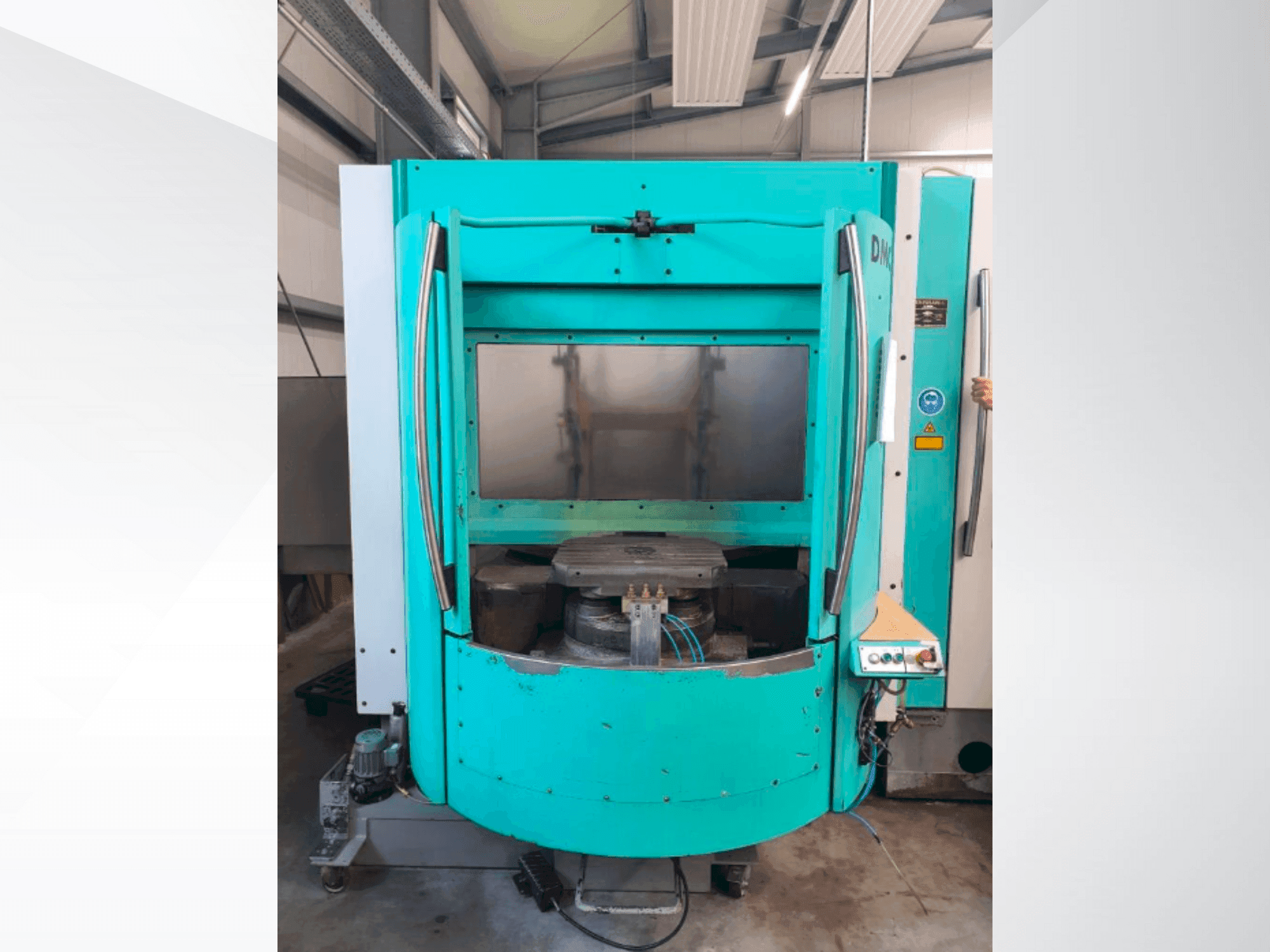 Vista frontale della macchina DECKEL MAHO DMC 60H hi-dyn