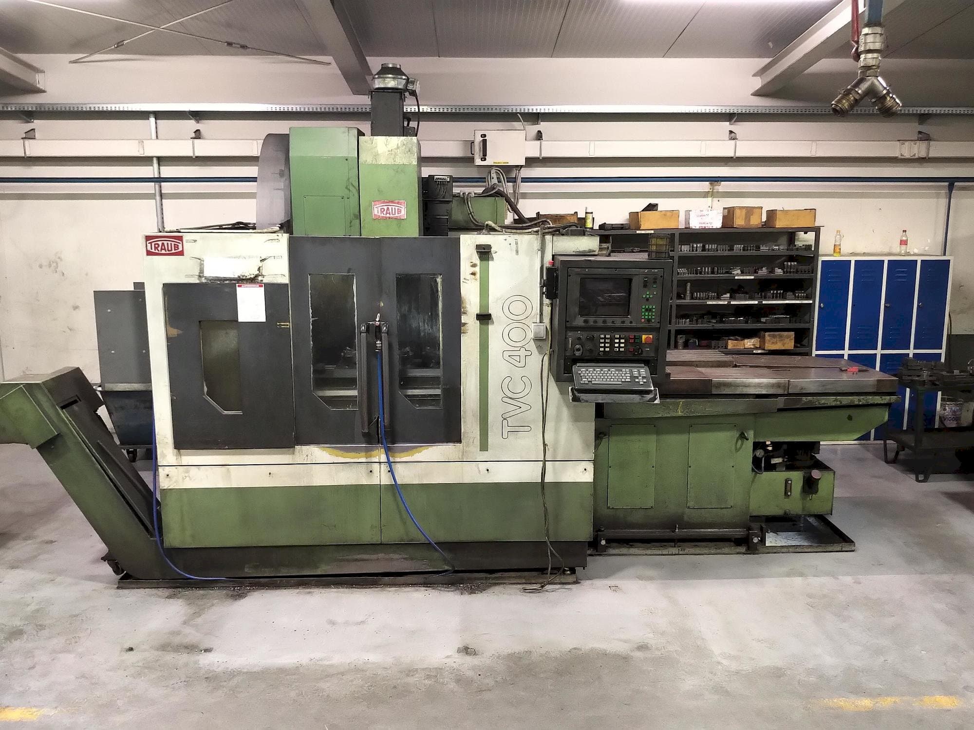 Vista frontale della macchina TRAUB TVC 400 P