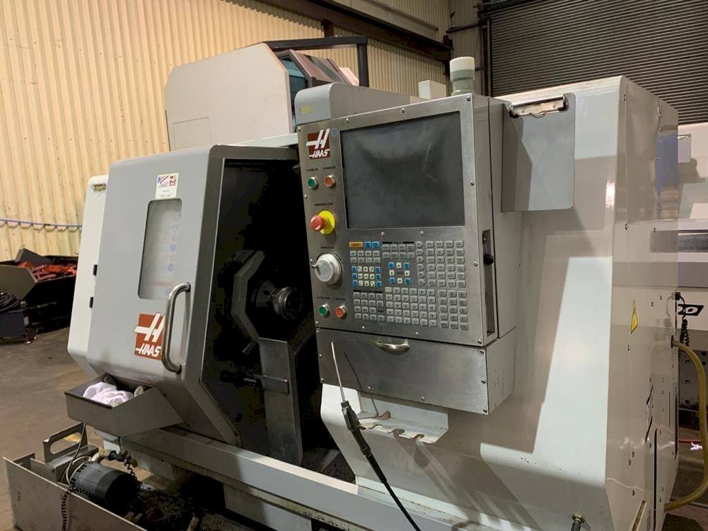 Vista frontale della macchina HAAS SL-20