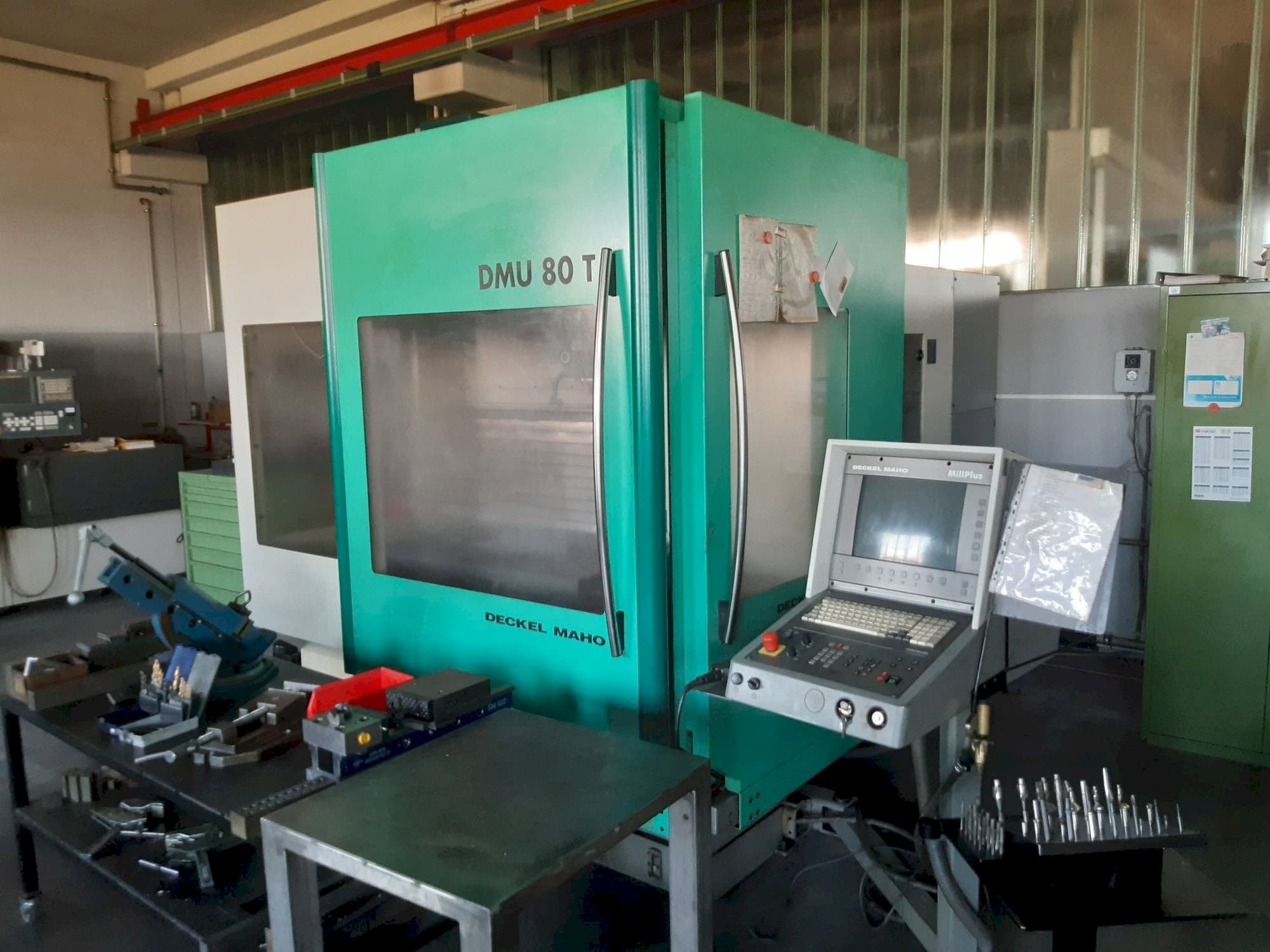 Vista frontale della macchina DECKEL MAHO DMU 80T