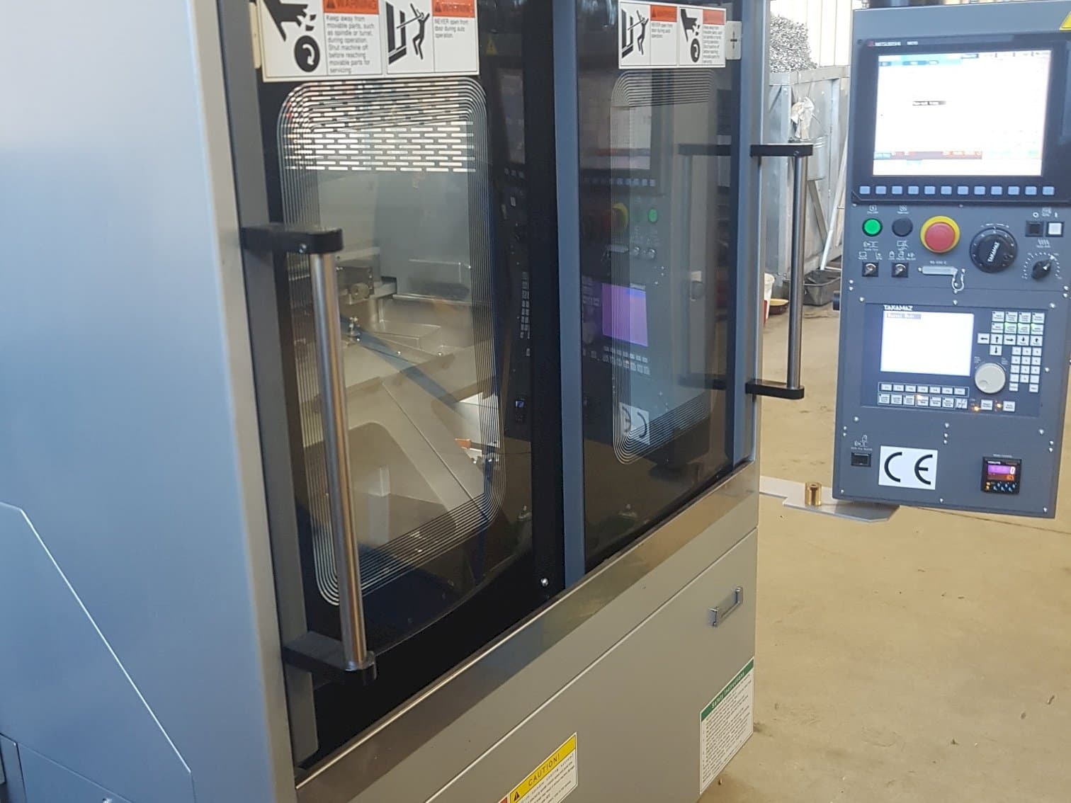 Vista frontale della macchina Takamaz XW-30 Plus