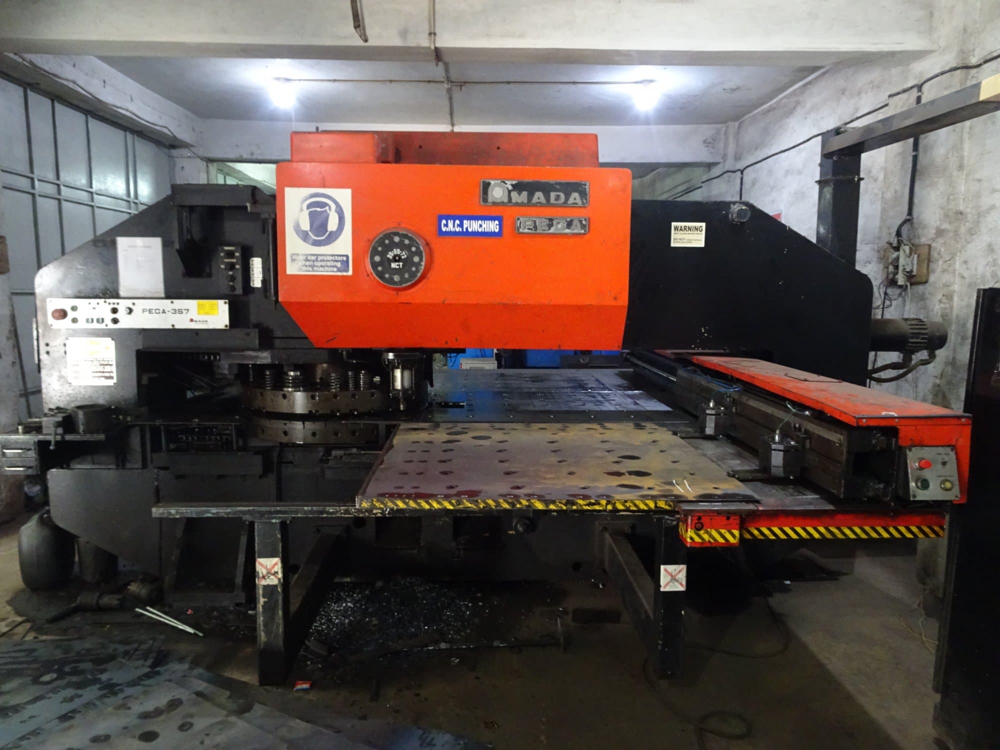 Vista frontale della macchina AMADA PEGA 357