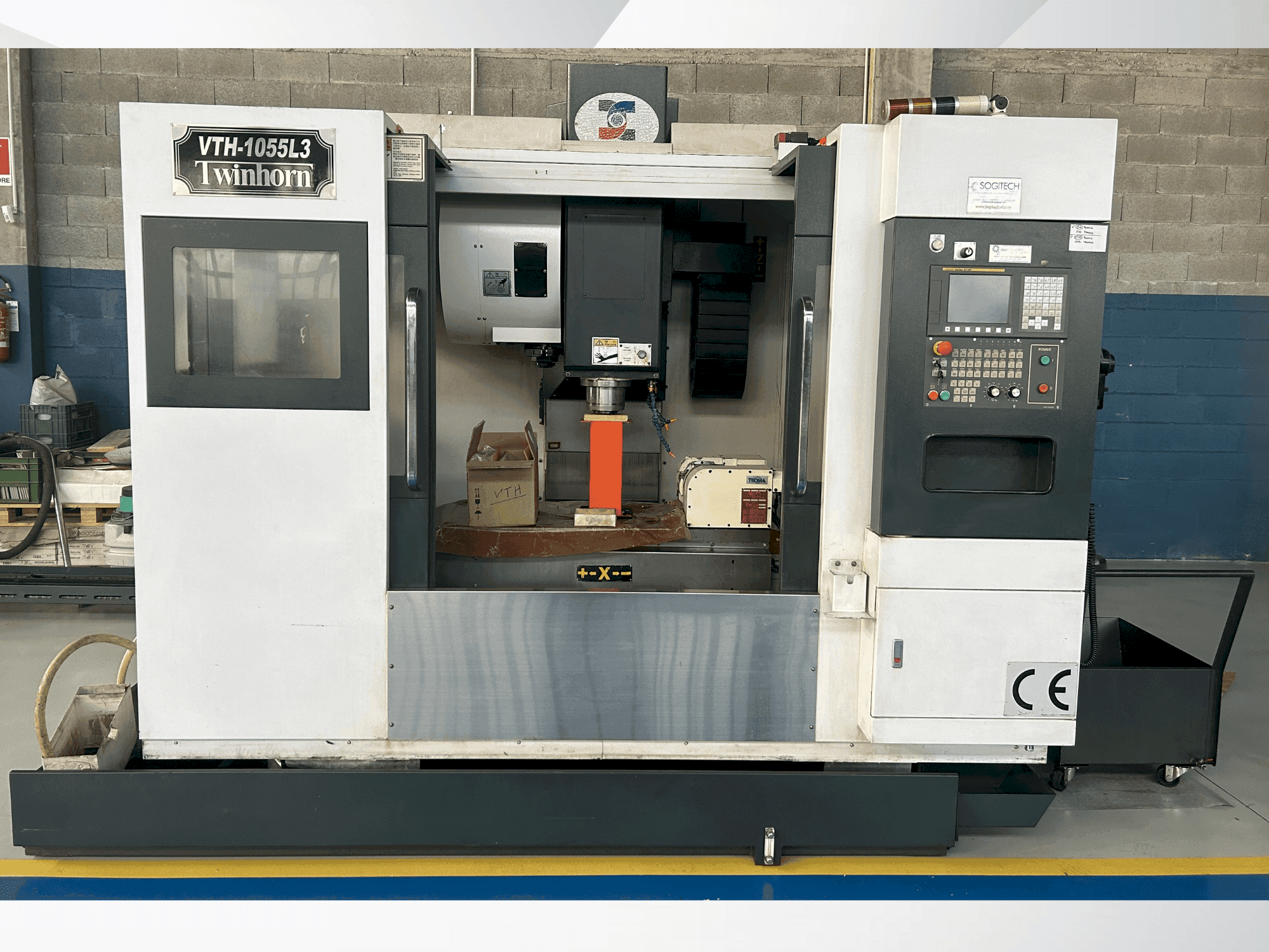 Vista frontale della macchina Twinhorn VTH-1055L3