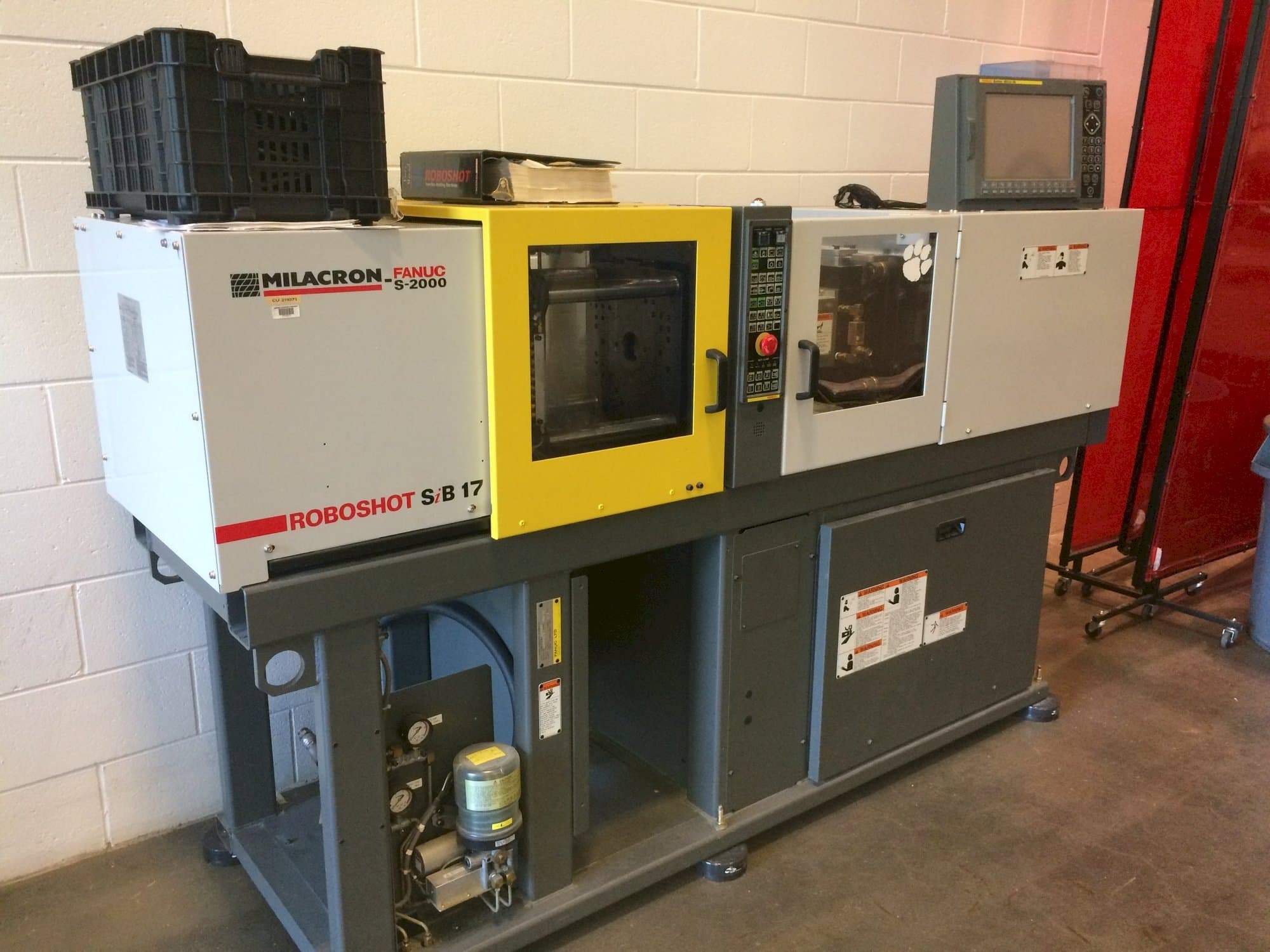 Vista frontale della macchina Milacron Roboshot S-2000i15A