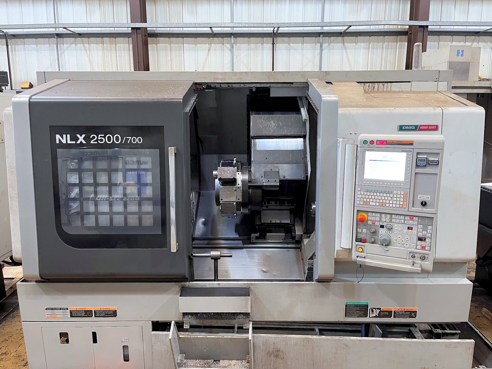 Vista frontale della macchina MORI SEIKI NLX2500Y-700