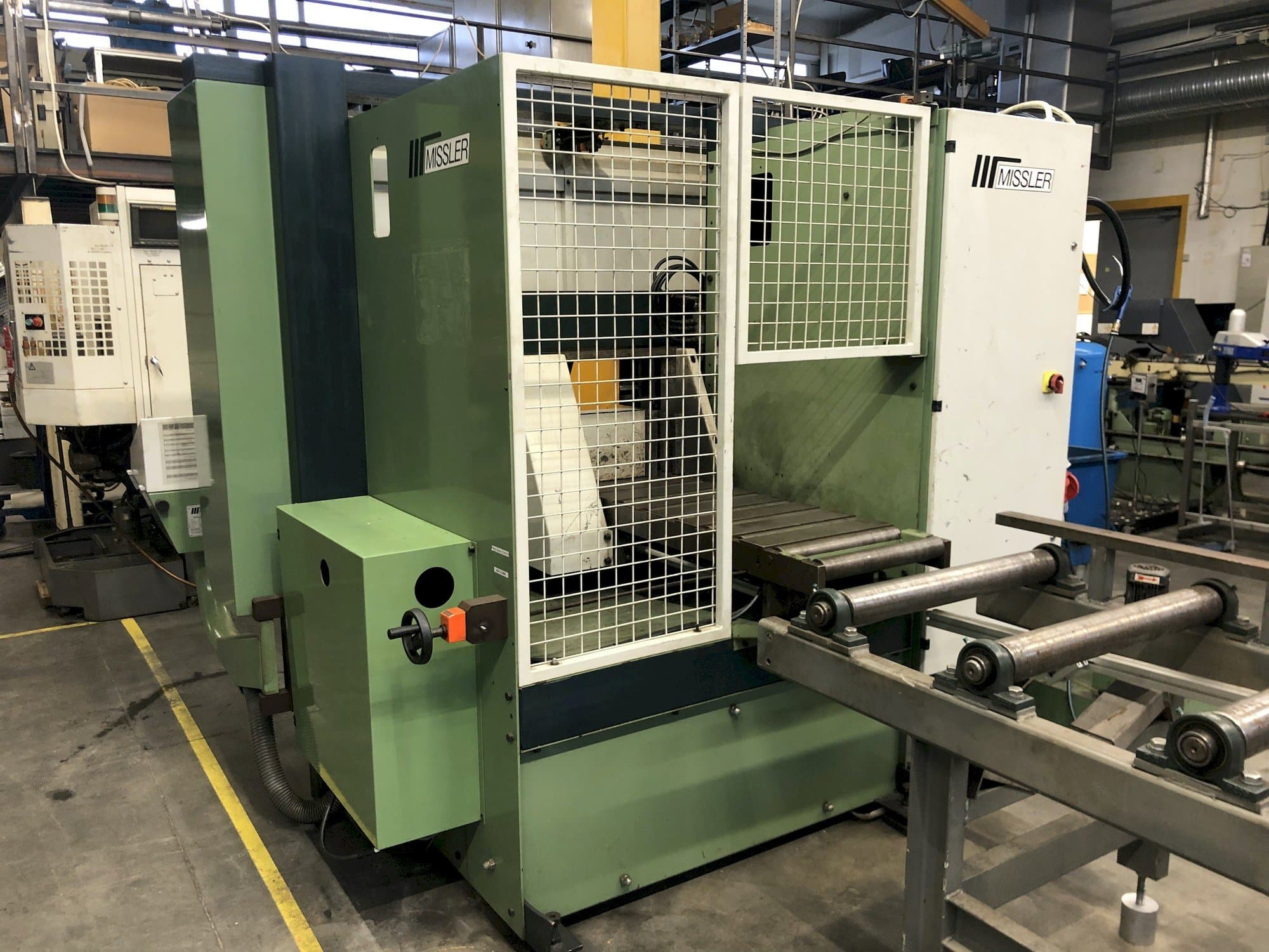 Vista frontale della macchina Missler DEB 410