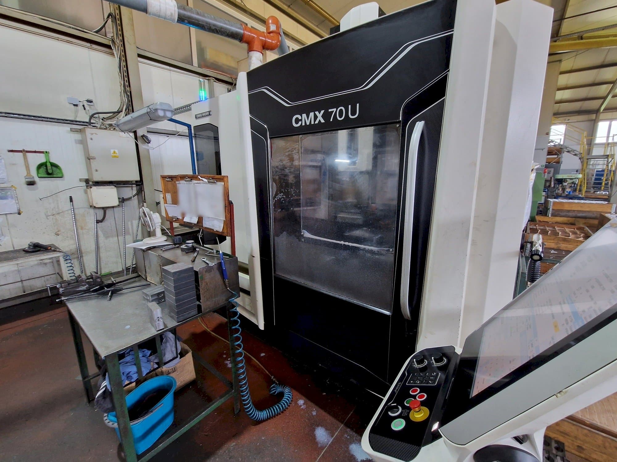 Vista frontale della macchina DMG MORI CMX 70 U