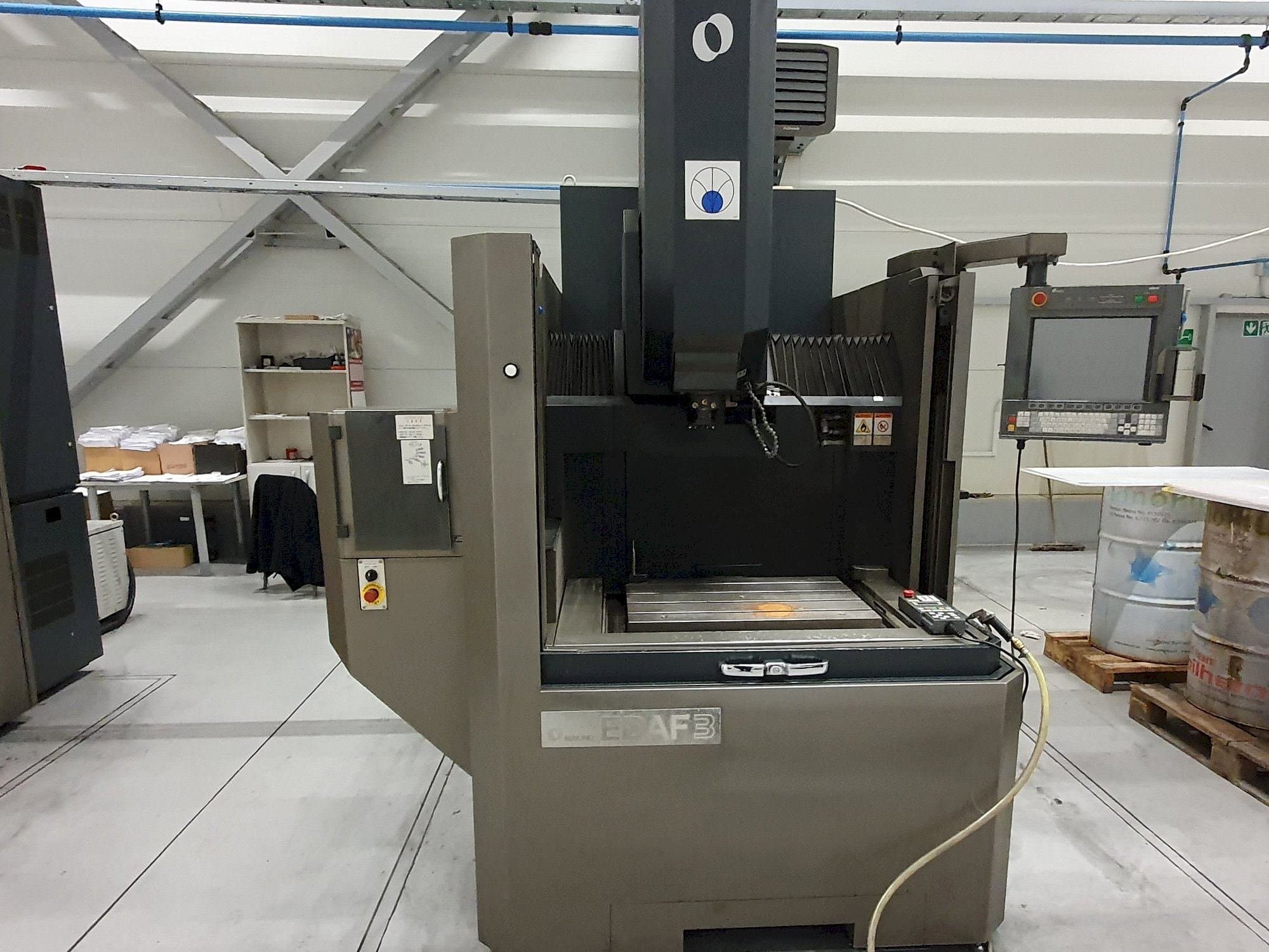 Vista frontale della macchina Makino EDAF3