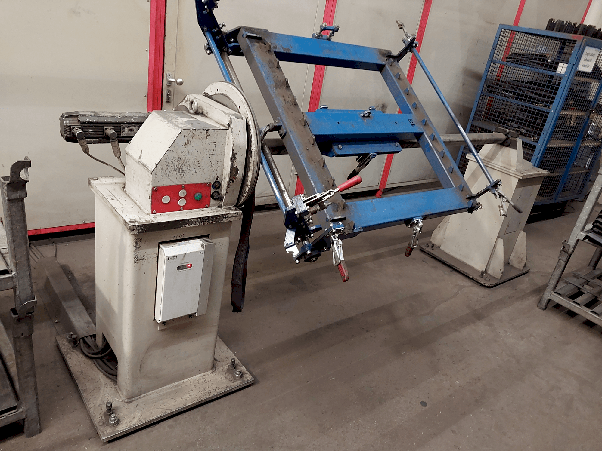 Vista frontale della macchina IGM Welding Robot System