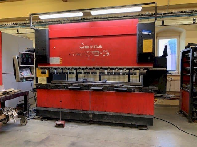 Vista frontale della macchina AMADA HFE 100-3