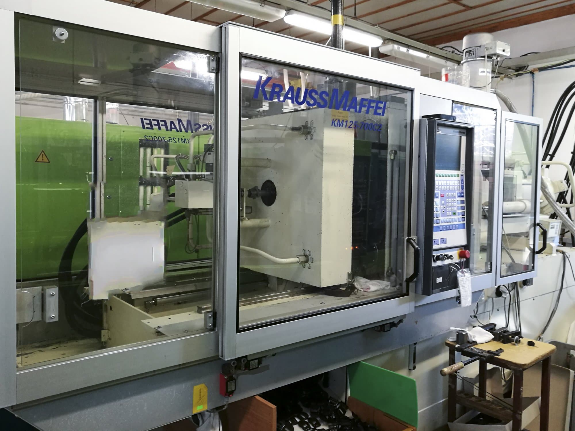 Vista lato sinistro della macchina Krauss Maffei 125-700 C2