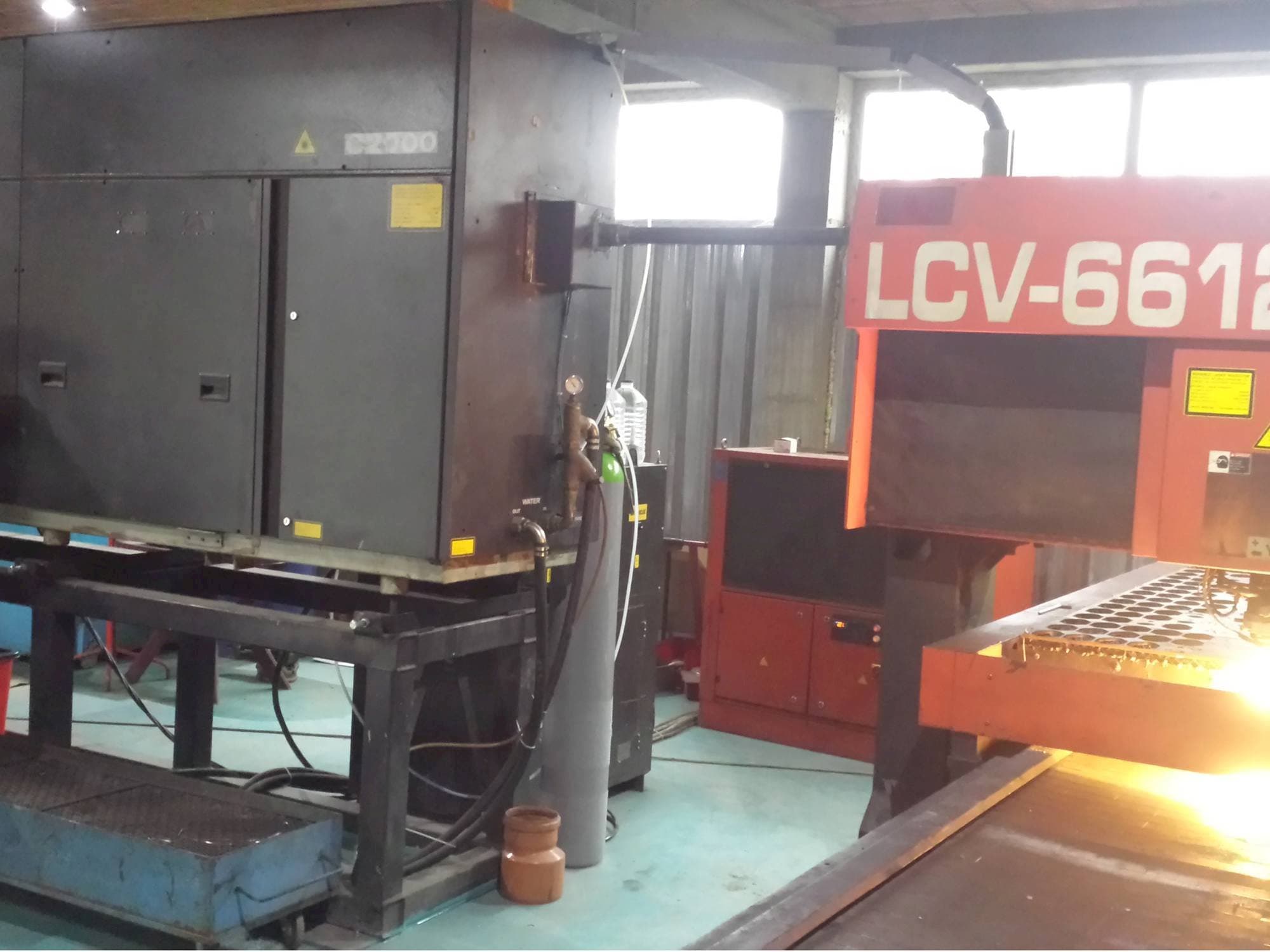 Vista frontale della macchina AMADA LCV 6612 II