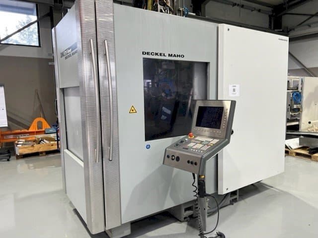 Vista frontale della macchina DECKEL MAHO DMC 75 V linear
