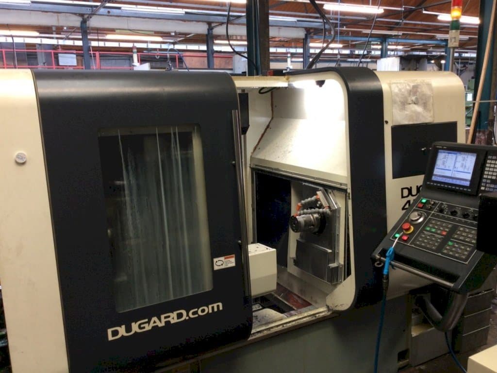 Vista frontale della macchina Dugard 42 TT