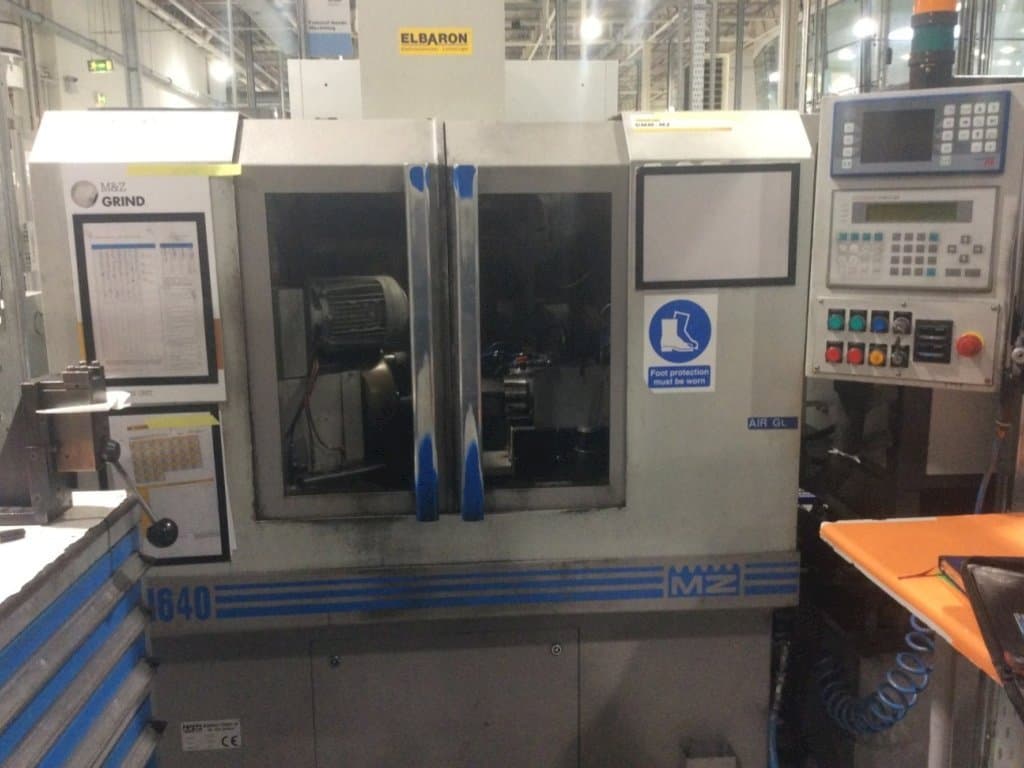 Vista frontale della macchina Monnier & Zahner M640 CNC