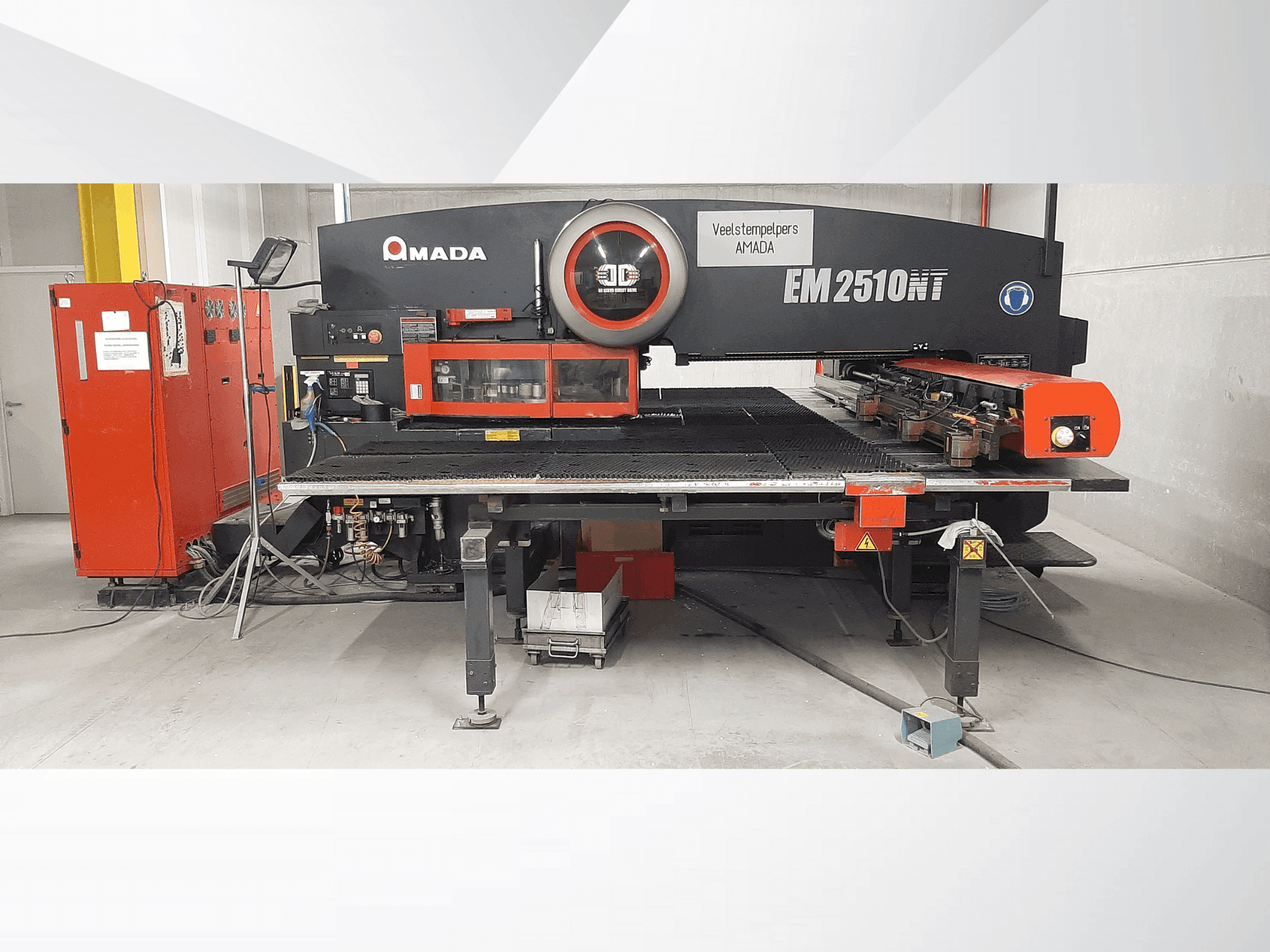 Vista frontale della macchina AMADA EM2510NT