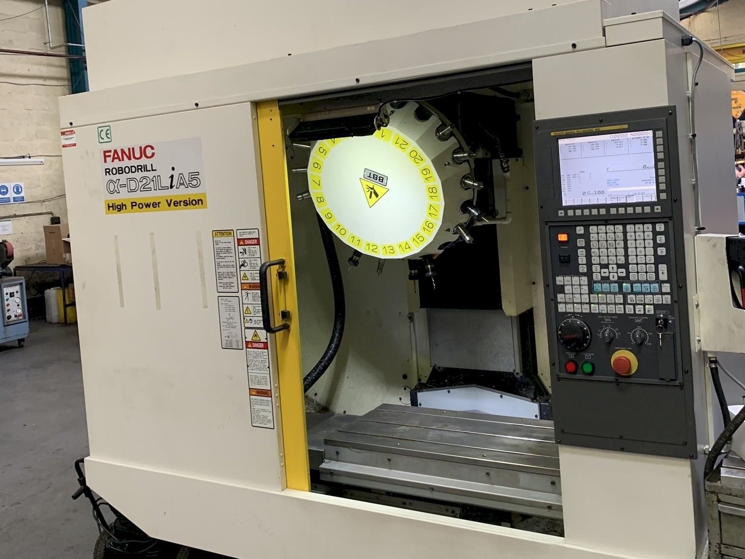 Vista frontale della macchina FANUC Robodrill Alpha D21LiA5